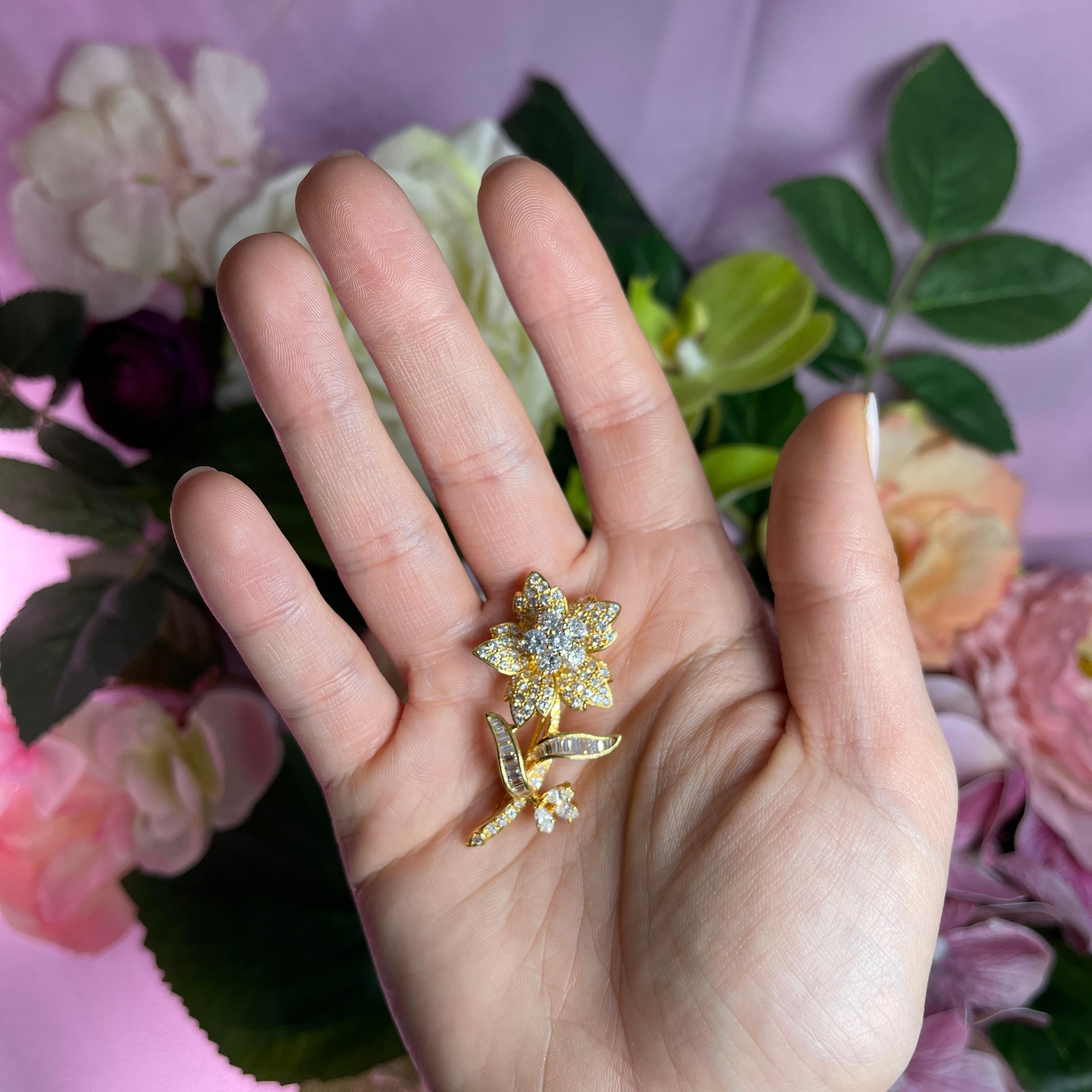Women's or Men's 18k Yellow Gold Diamond Flower Brooch For Sale