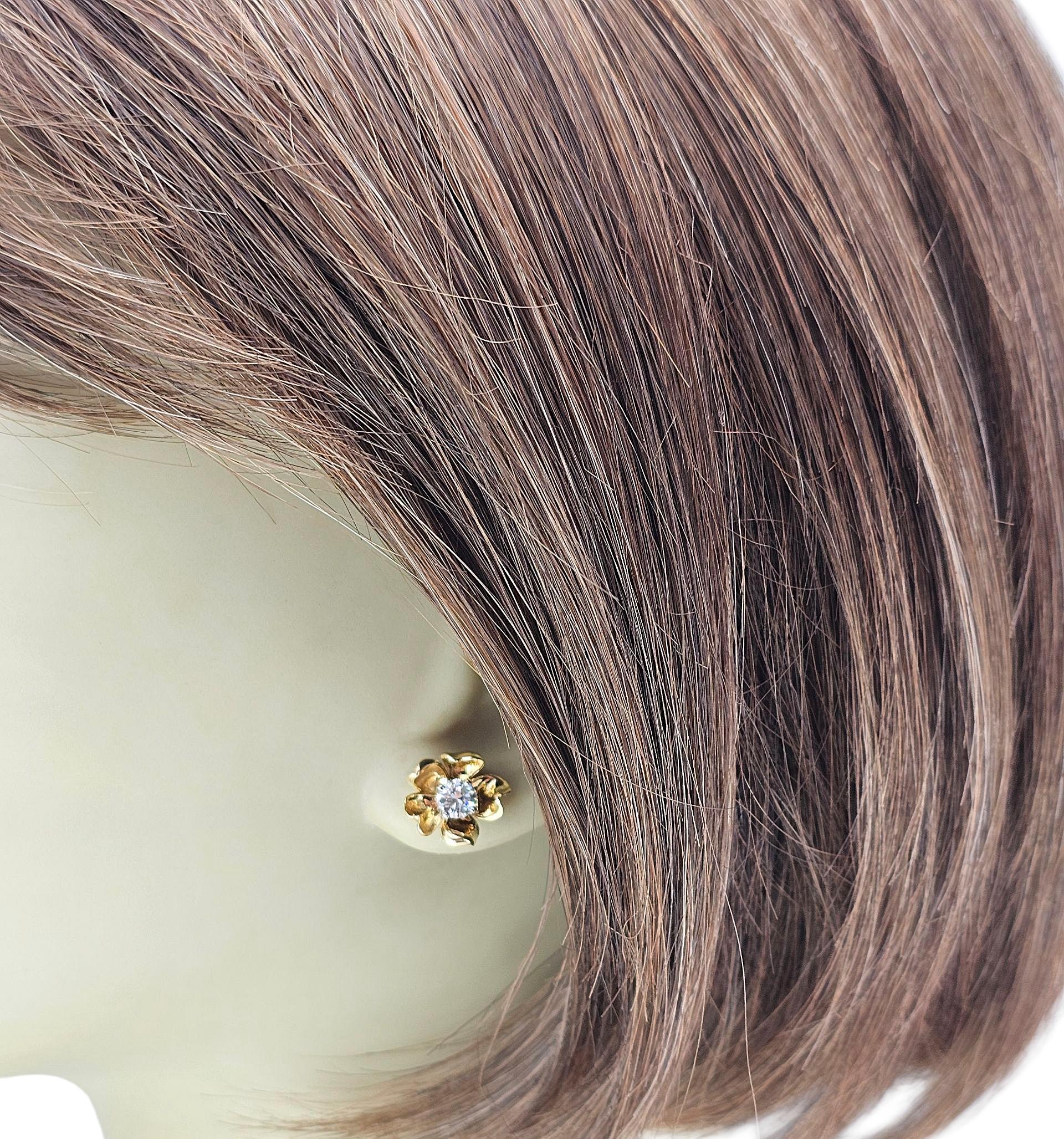 Boucles d'oreilles fleur en or jaune 18K avec diamants #23968 en vente 1