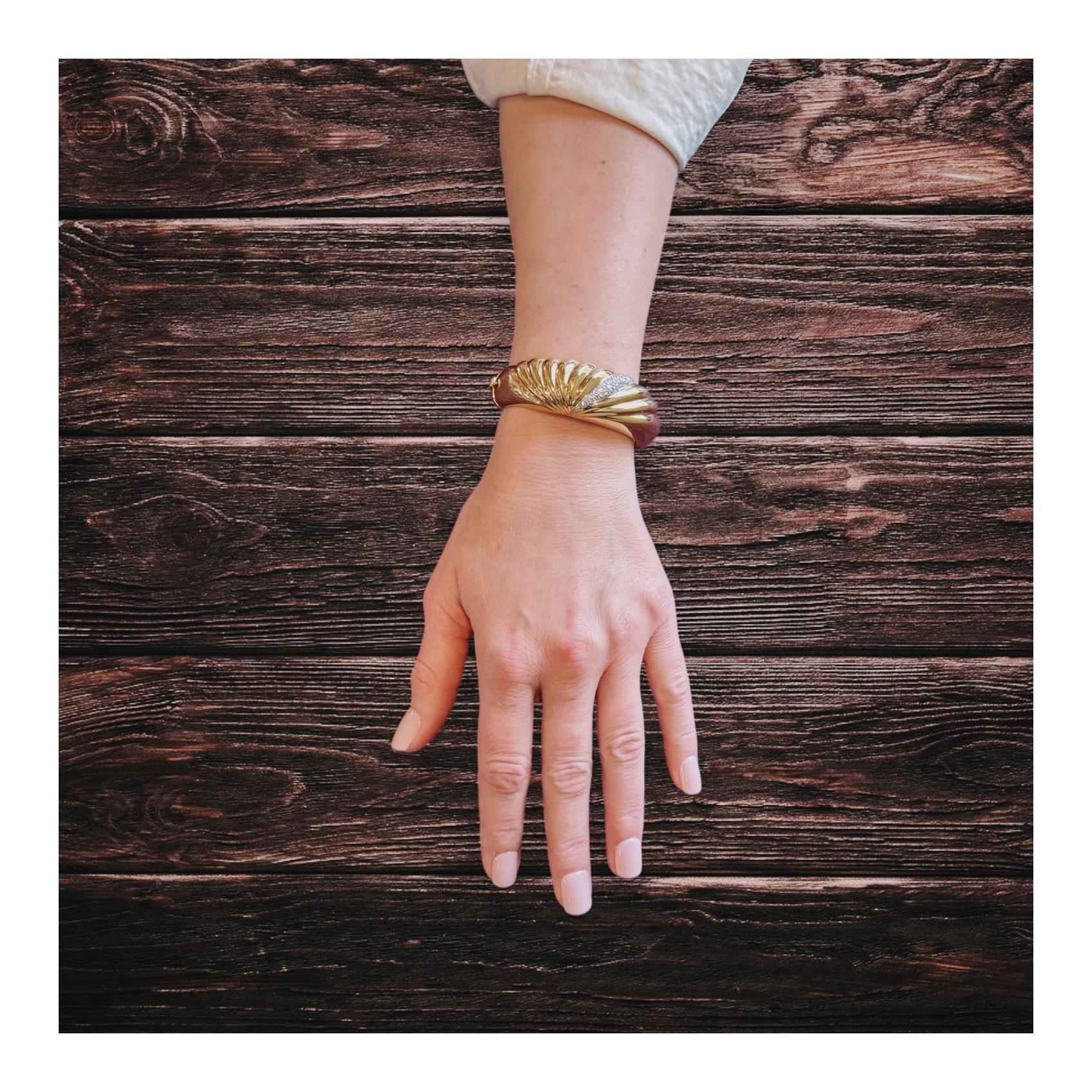 Bracciale a cupola scanalata con diamanti in oro giallo 18K In condizioni buone in vendita a Beverly Hills, CA