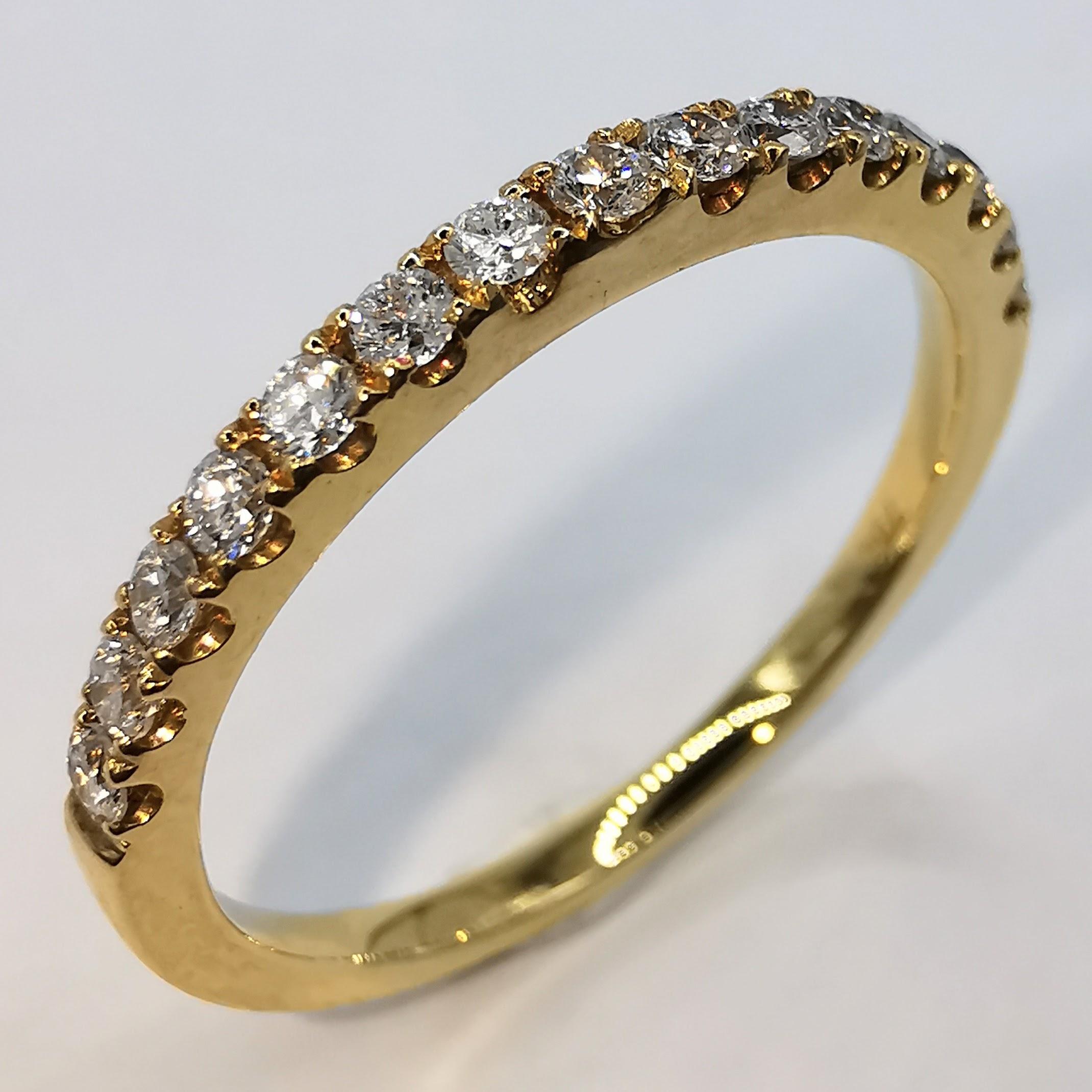 En venta: Media alianza de oro amarillo de 18 quilates con diamantes apilable Anillo de moda  3