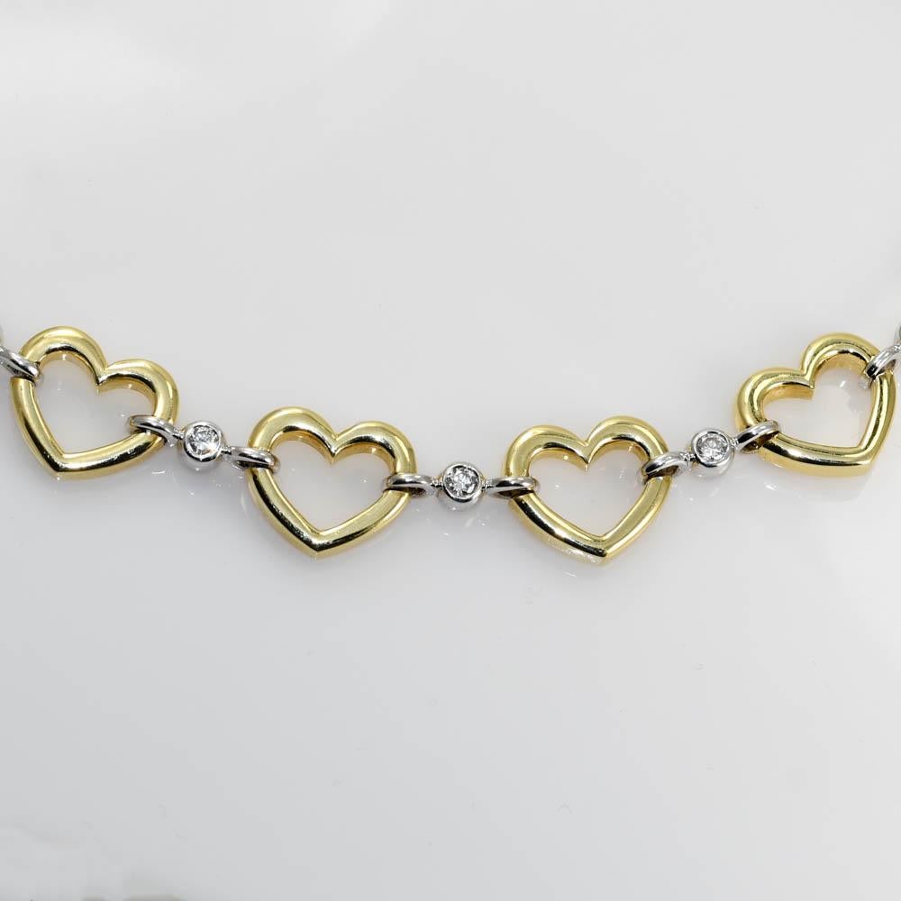 18k yellow and white gold heart bracelet with diamonds.
Stamped 18k and weighs 26.4 grams.
The diamonds are brilliant cuts, .60 total carats, H color, VS to Si clarity.
The bracelet measures 7 inches long and 1/2 inches wide.
Excellent état.