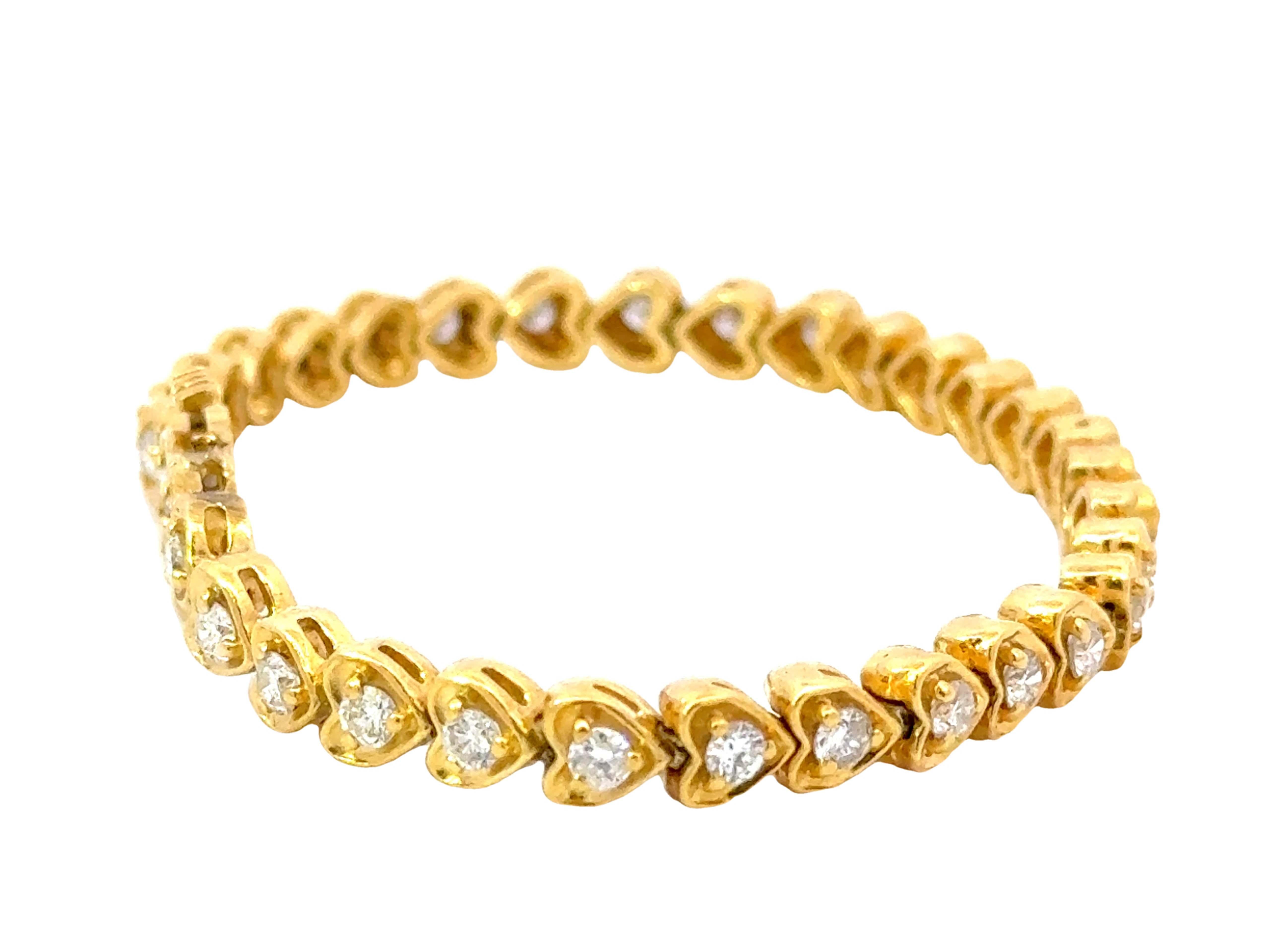 Modern 18k Yellow Gold Diamond Heart Tennis Bracelet For Sale