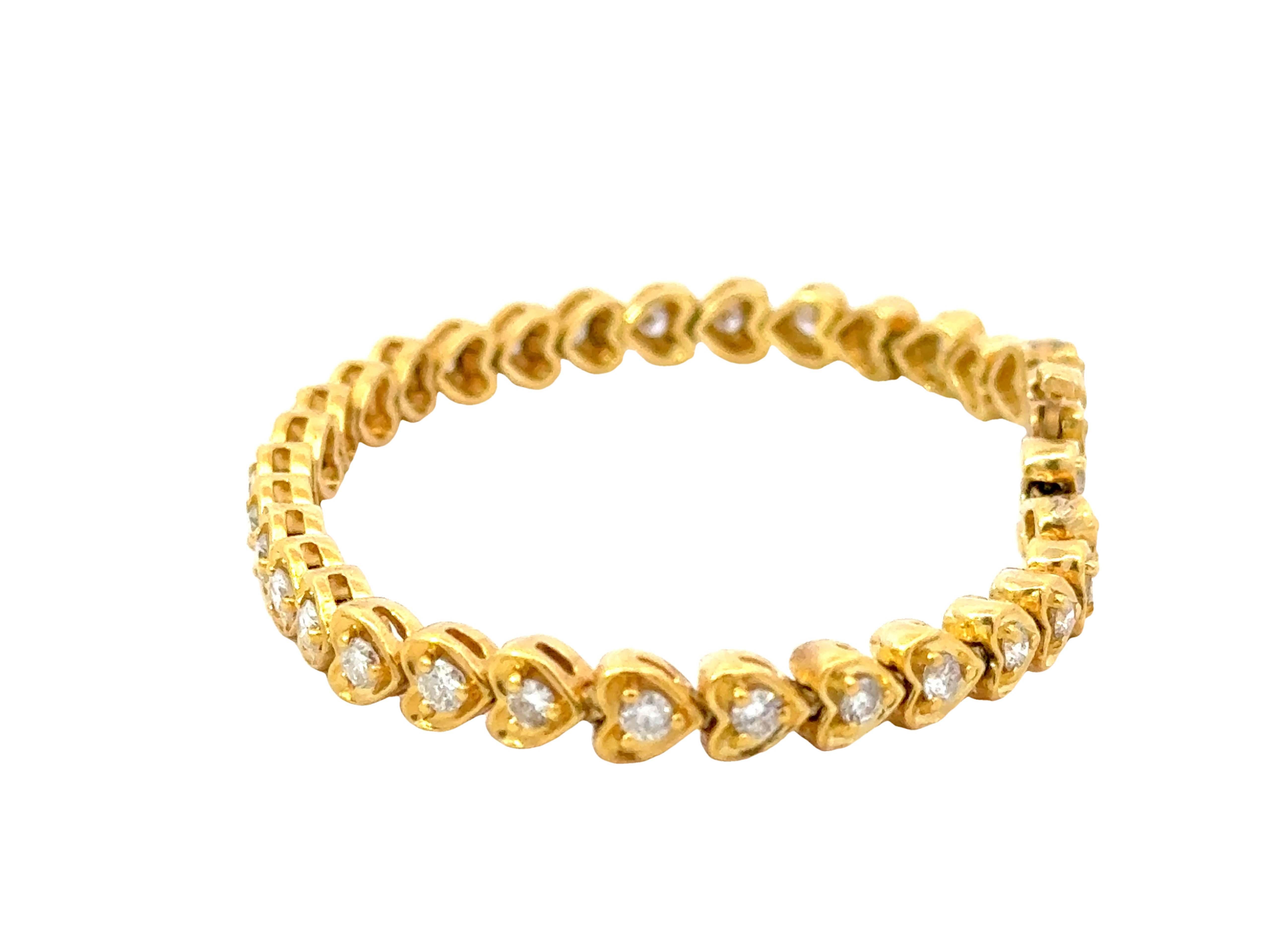 Brilliant Cut 18k Yellow Gold Diamond Heart Tennis Bracelet For Sale