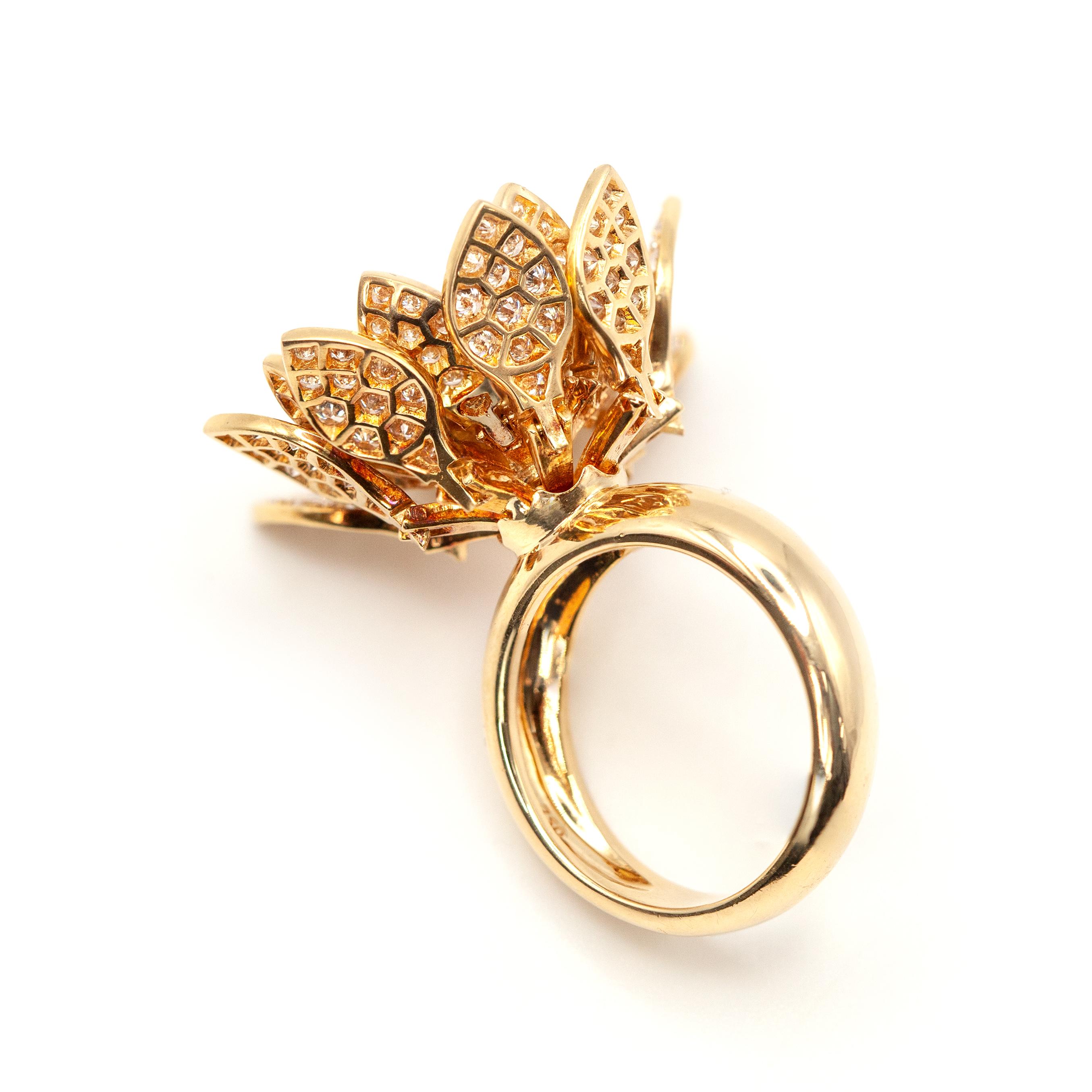 Bague en or jaune 18K avec fleur de pétale à charnière et diamant en vente 4