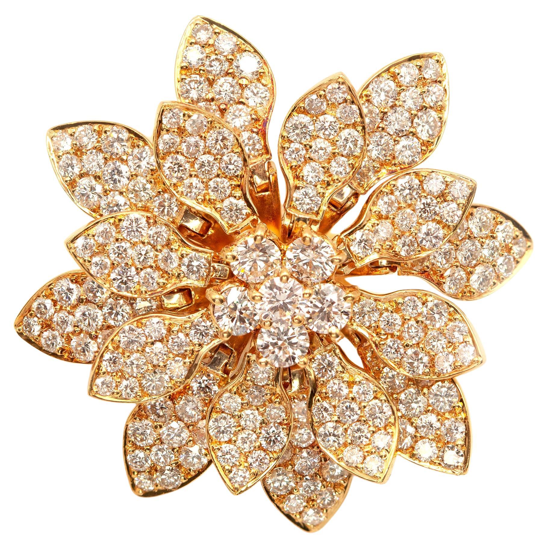 Cette magnifique bague Blooming flower en or 18 carats présente un motif floral dimensionnel serti de diamants taille brillant de haute qualité d'environ 4,30 carats de couleur G et de pureté VS. Les pétales sont sertis de pavés, rayonnant d'un