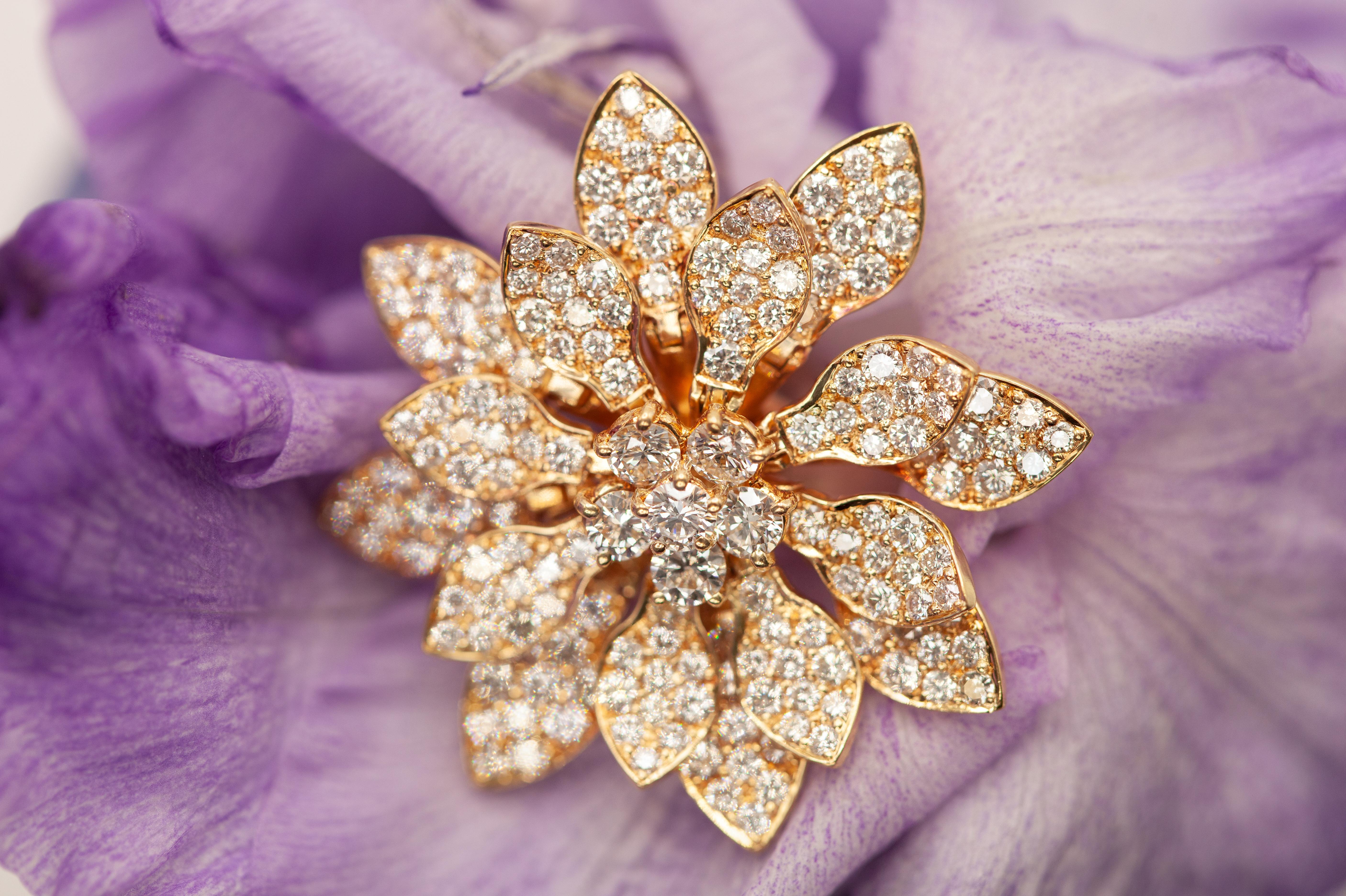 Moderne Bague en or jaune 18K avec fleur de pétale à charnière et diamant en vente