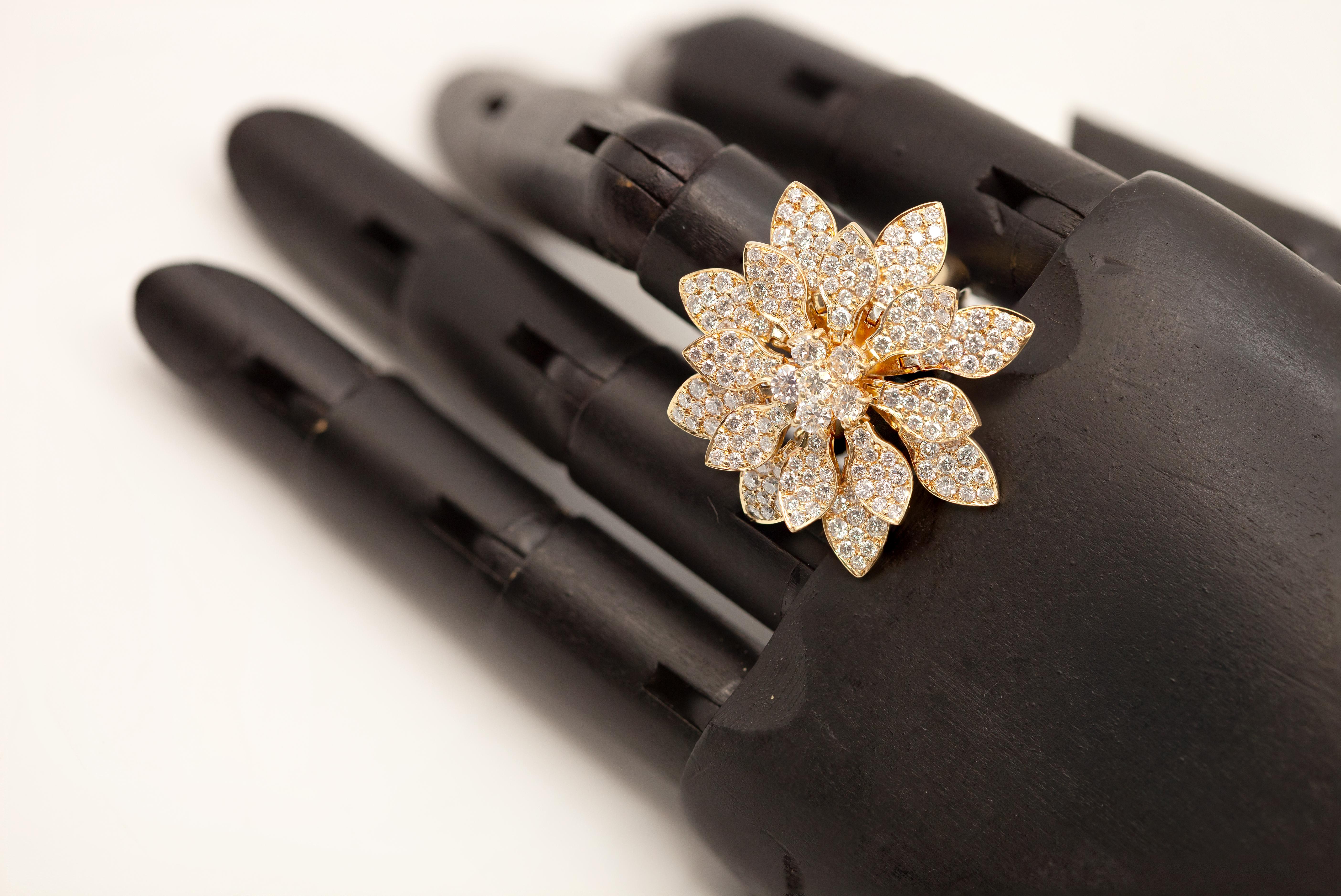 Taille brillant Bague en or jaune 18K avec fleur de pétale à charnière et diamant en vente