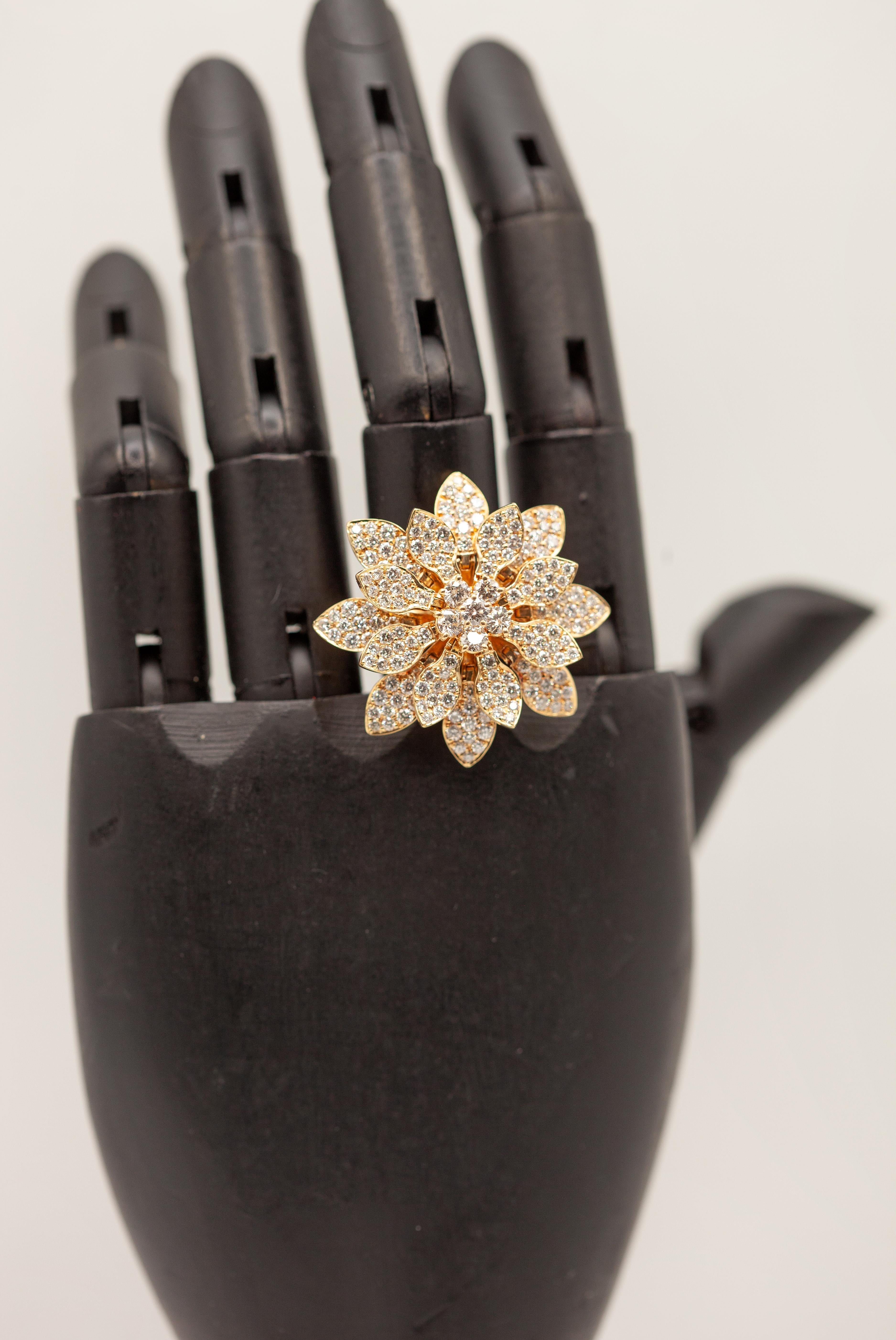 Bague en or jaune 18K avec fleur de pétale à charnière et diamant Excellent état - En vente à New York, NY