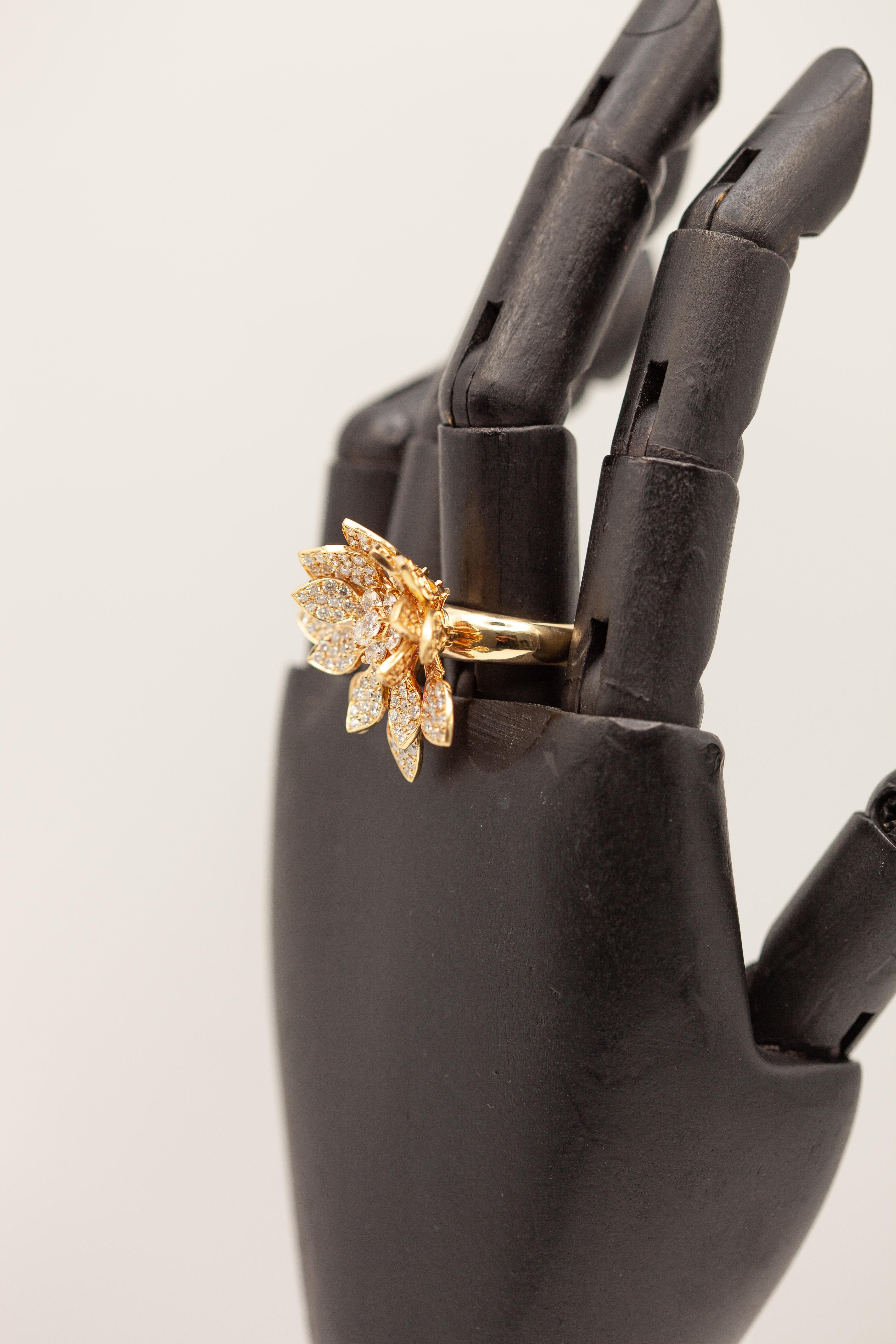 Bague en or jaune 18K avec fleur de pétale à charnière et diamant Unisexe en vente