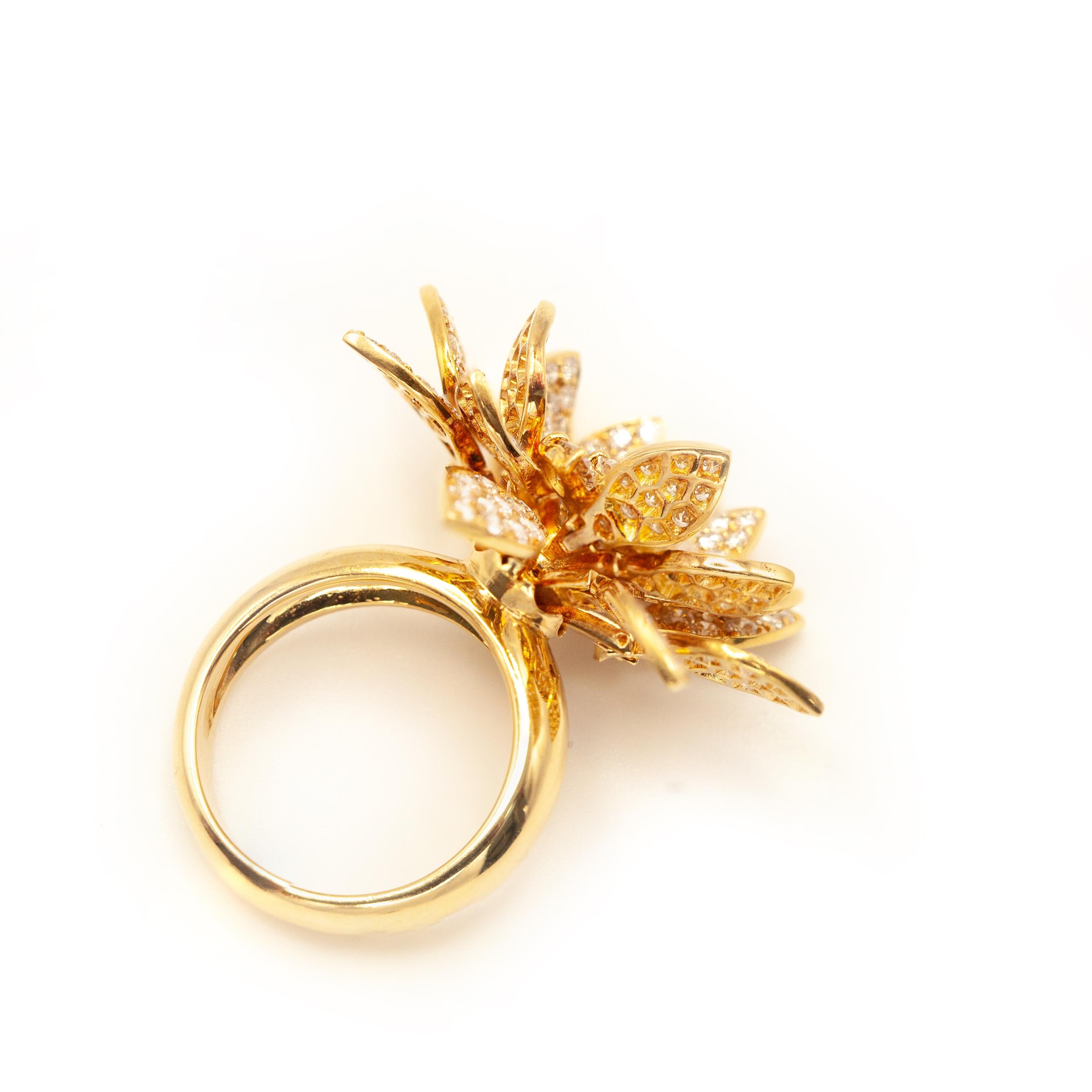 Bague en or jaune 18K avec fleur de pétale à charnière et diamant en vente 2