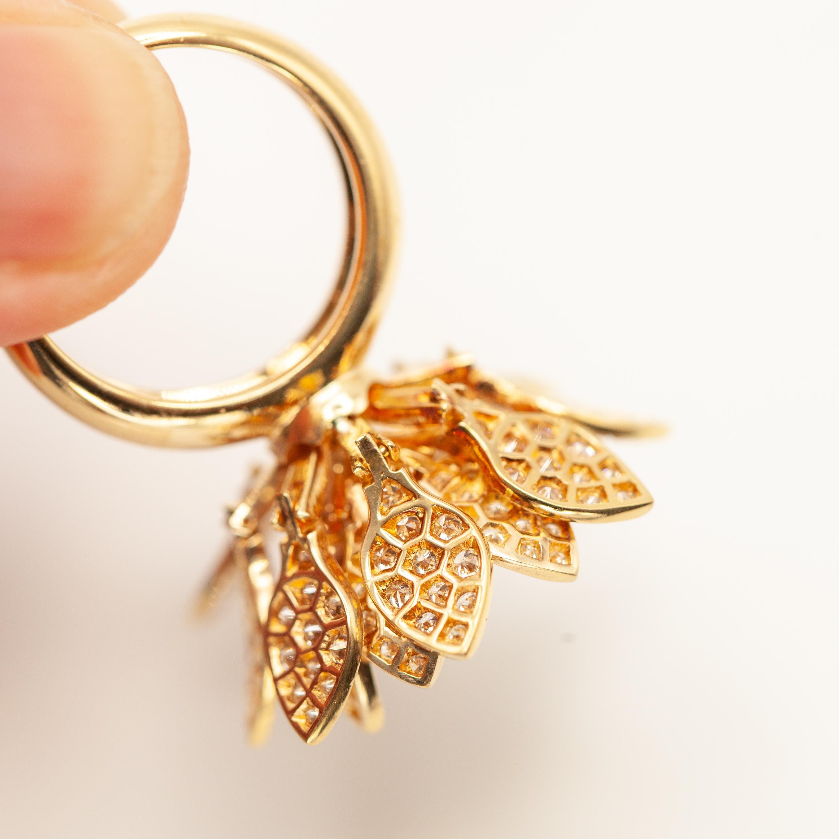 Bague en or jaune 18K avec fleur de pétale à charnière et diamant en vente 3