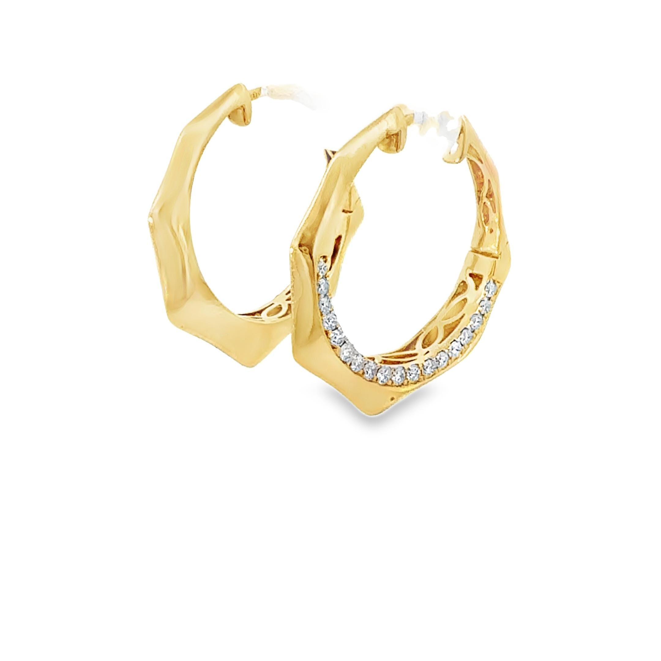 Boucles d'oreilles géométriques en or jaune 18 carats avec 36 diamants pavés, 0,41 carats au total. Moderne, polyvalent et magnifiquement réalisé.
Ces boucles d'oreilles en or jaune 18 carats sont ornées d'un design géométrique audacieux rehaussé de