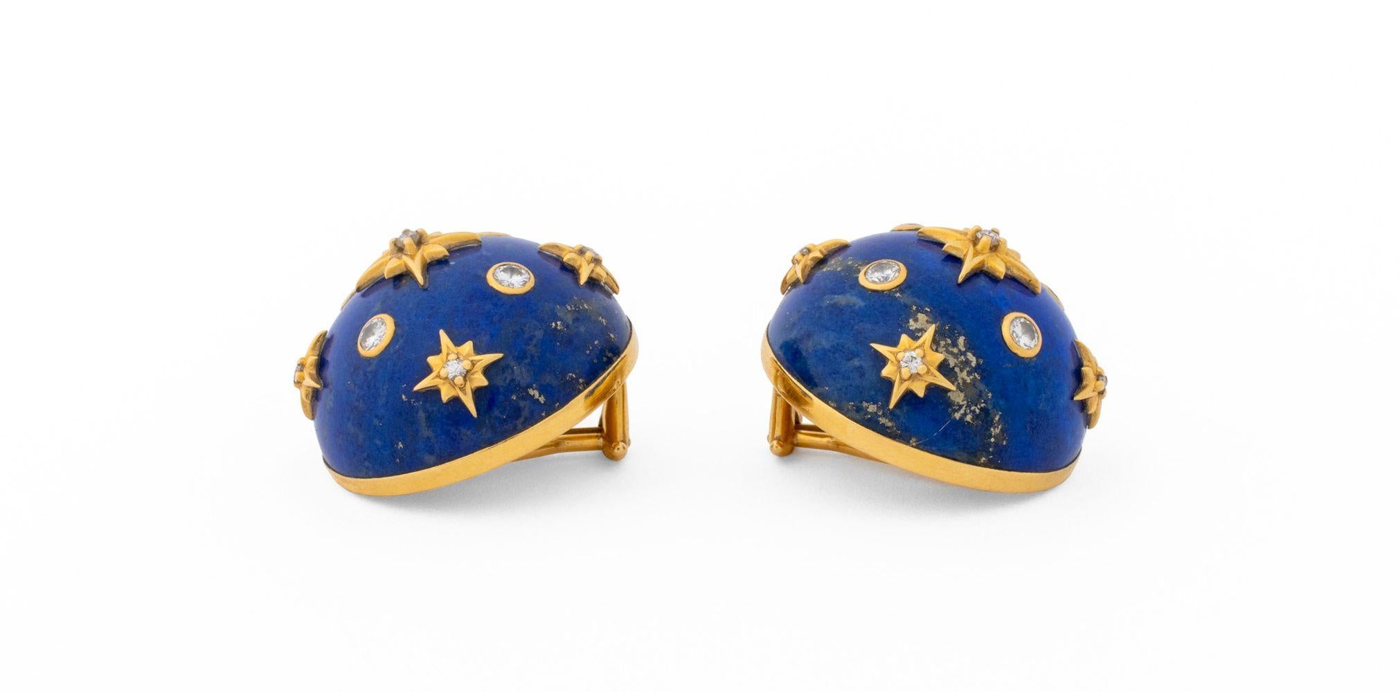 Coppia di orecchini a clip in oro giallo 18 carati con diamanti di Lapislazzuli, disegnati come cabochon di Lapis ornati da 18 diamanti rotondi taglio brillante incastonati per un peso totale di circa 0,60 carati, indossati sul lobo dell'orecchio