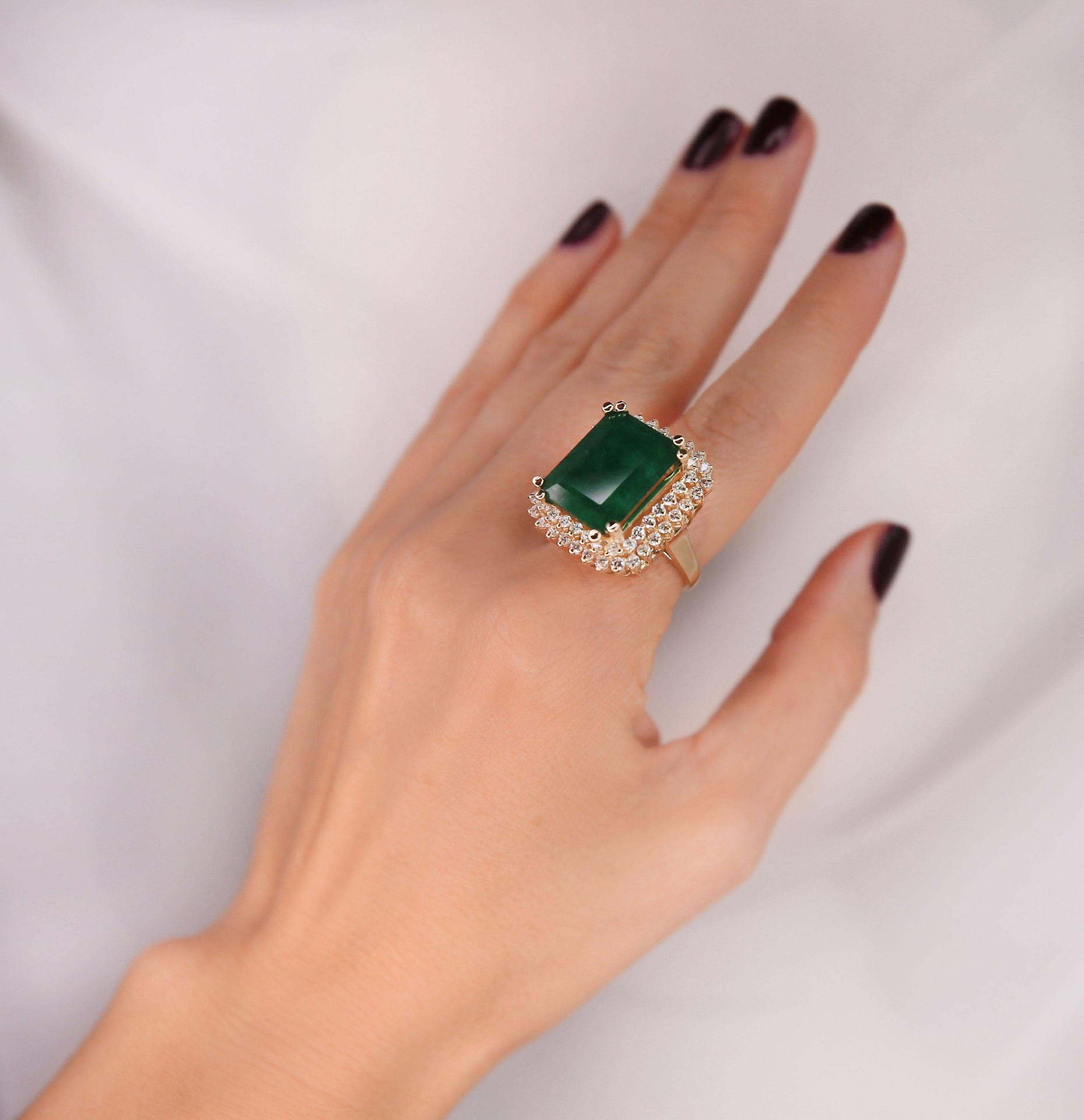Ring Gelbgold 18 K

Gesamtgewicht des Rings: 9,2 Gramm
Smaragd Gewicht: 5,51 Karat (13,00x11,00 Millimeter)
Diamantgewicht: 1,40 Karat (Farbe F-G, Reinheit VS2-SI1)

NATKINA ist eine Genfer Schmuckmarke, die auf alte Schweizer Schmucktraditionen