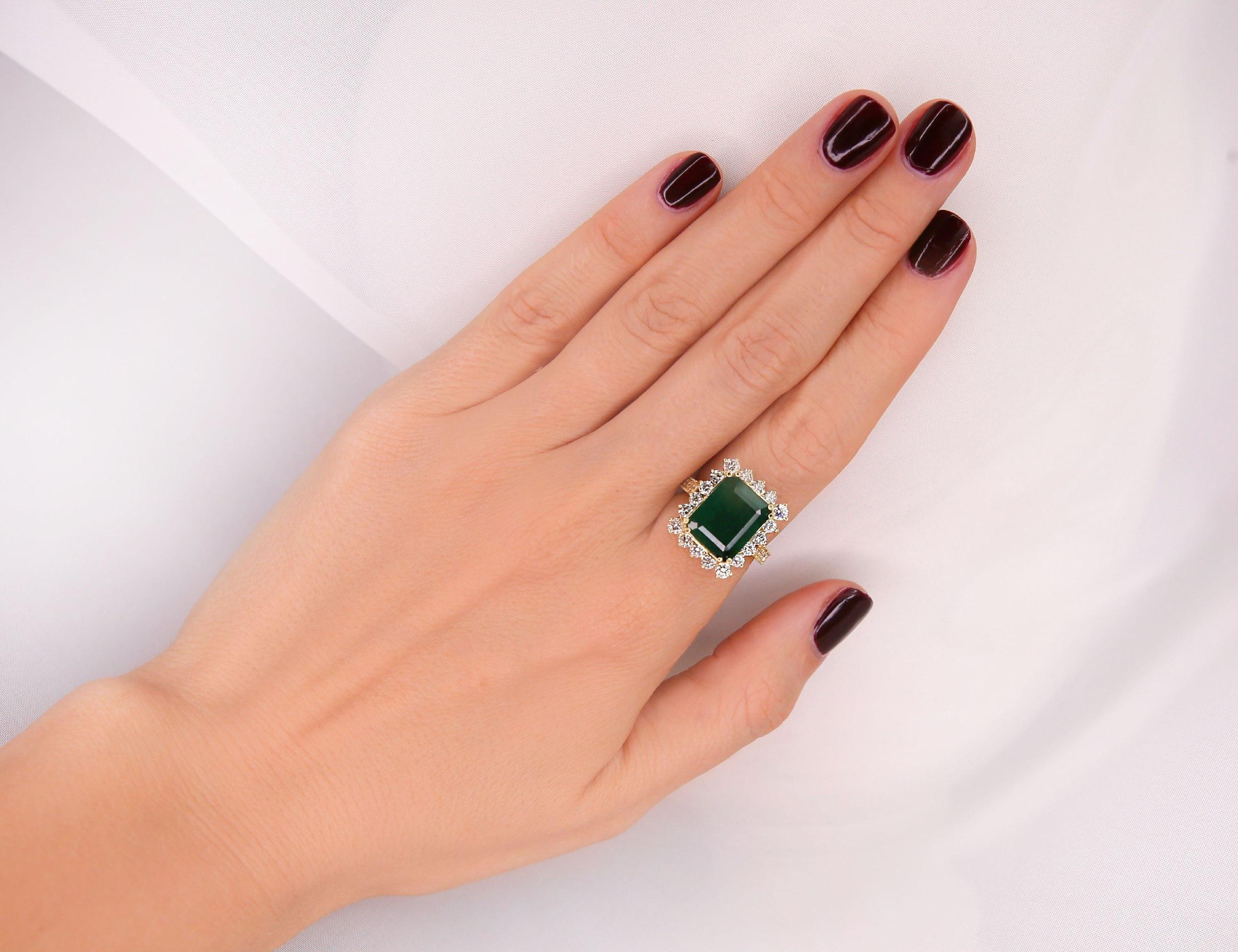 18 Karat Gelbgold Diamant-Ring mit natürlichem tiefem Smaragd für Sie (Rundschliff) im Angebot