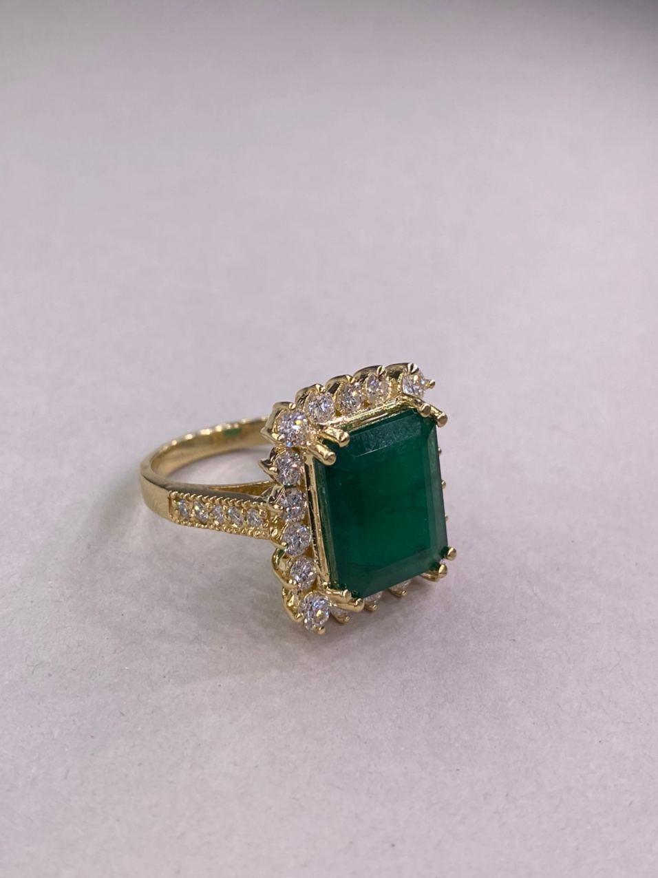 18 Karat Yellow Gold Diamond Natural Deep Emerald Ring for Her For Sale 1