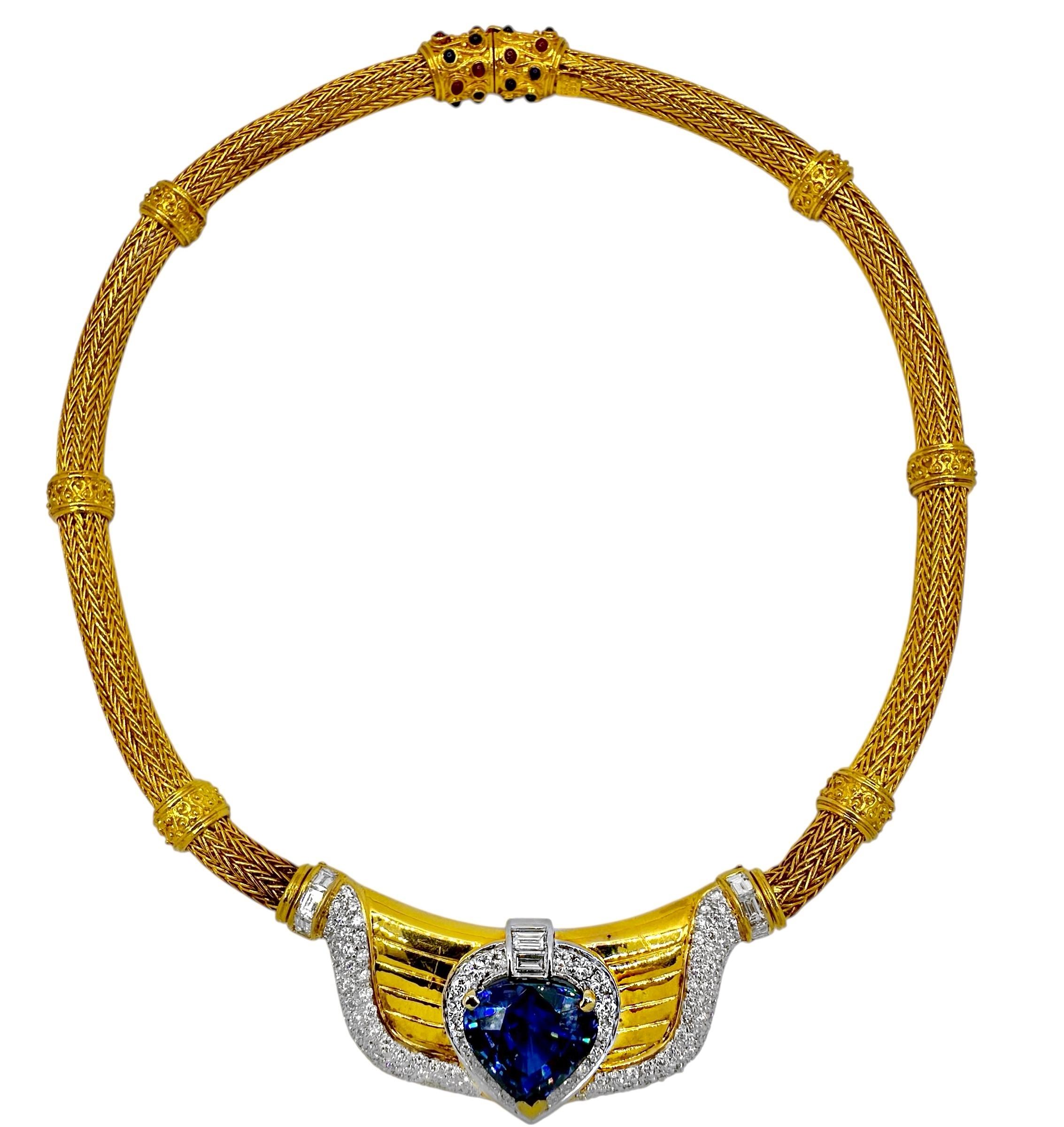 Diese wunderschöne Halskette aus 18 Karat Gelbgold mit einem 15 x 16 mm großen, birnenförmigen Tansanit ist eine Mischung aus Antike und Moderne. Der farbenprächtige Mittelstein ist umgeben und akzentuiert von Diamanten, die in eine geriffelte