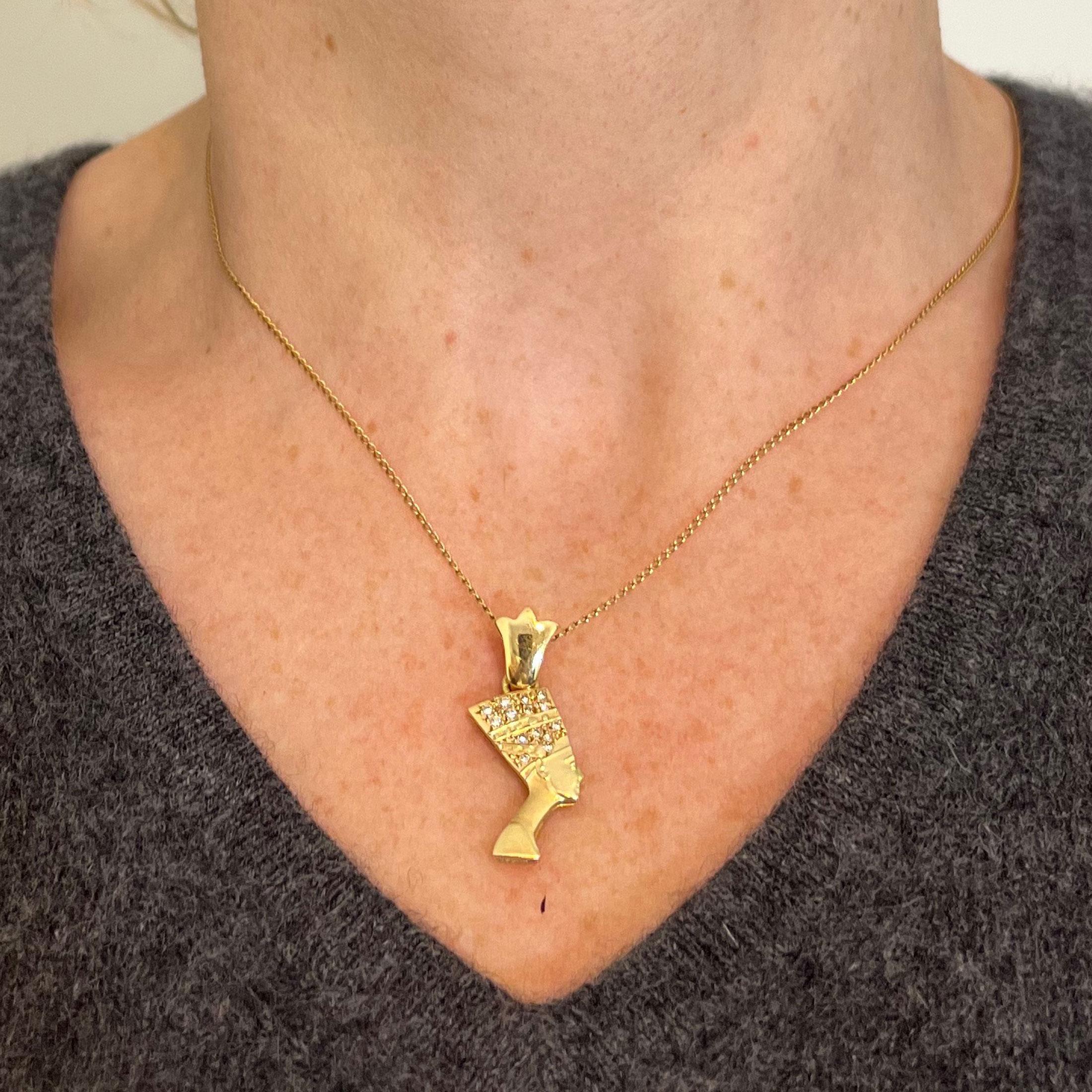 18K Yellow Gold Diamond Nefertiti Charm Pendant In Good Condition For Sale In London, GB