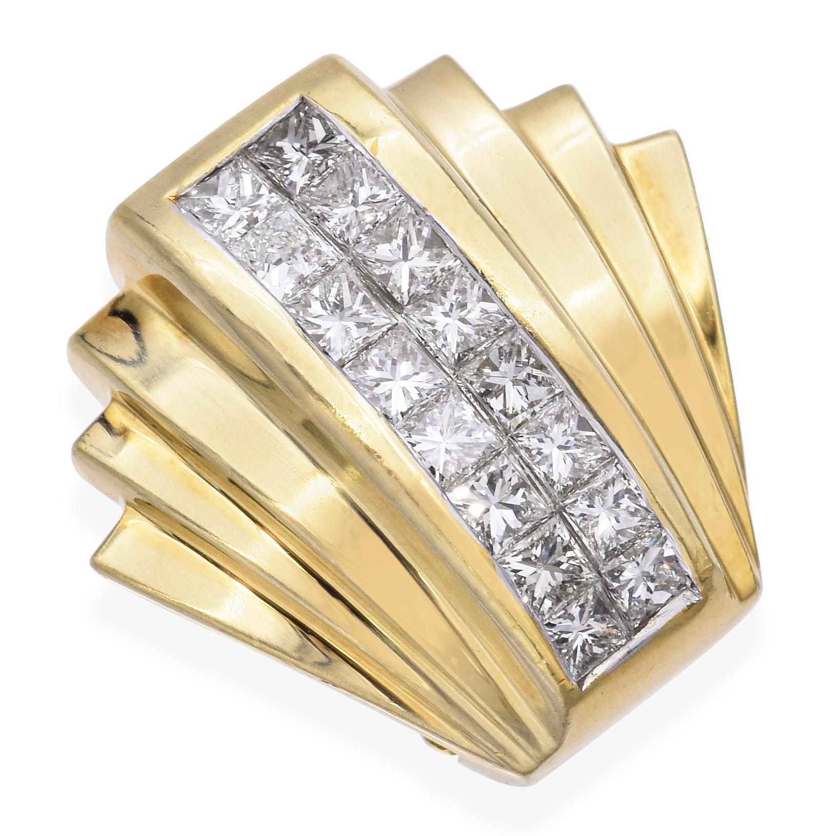 Ce pendentif coulissant omega vintage est réalisé en luxueux or jaune 18 carats et orné de diamants étincelants pour une touche de brillance raffinée. Conçue pour glisser en douceur sur un collier oméga ou un collier de collier, elle présente une