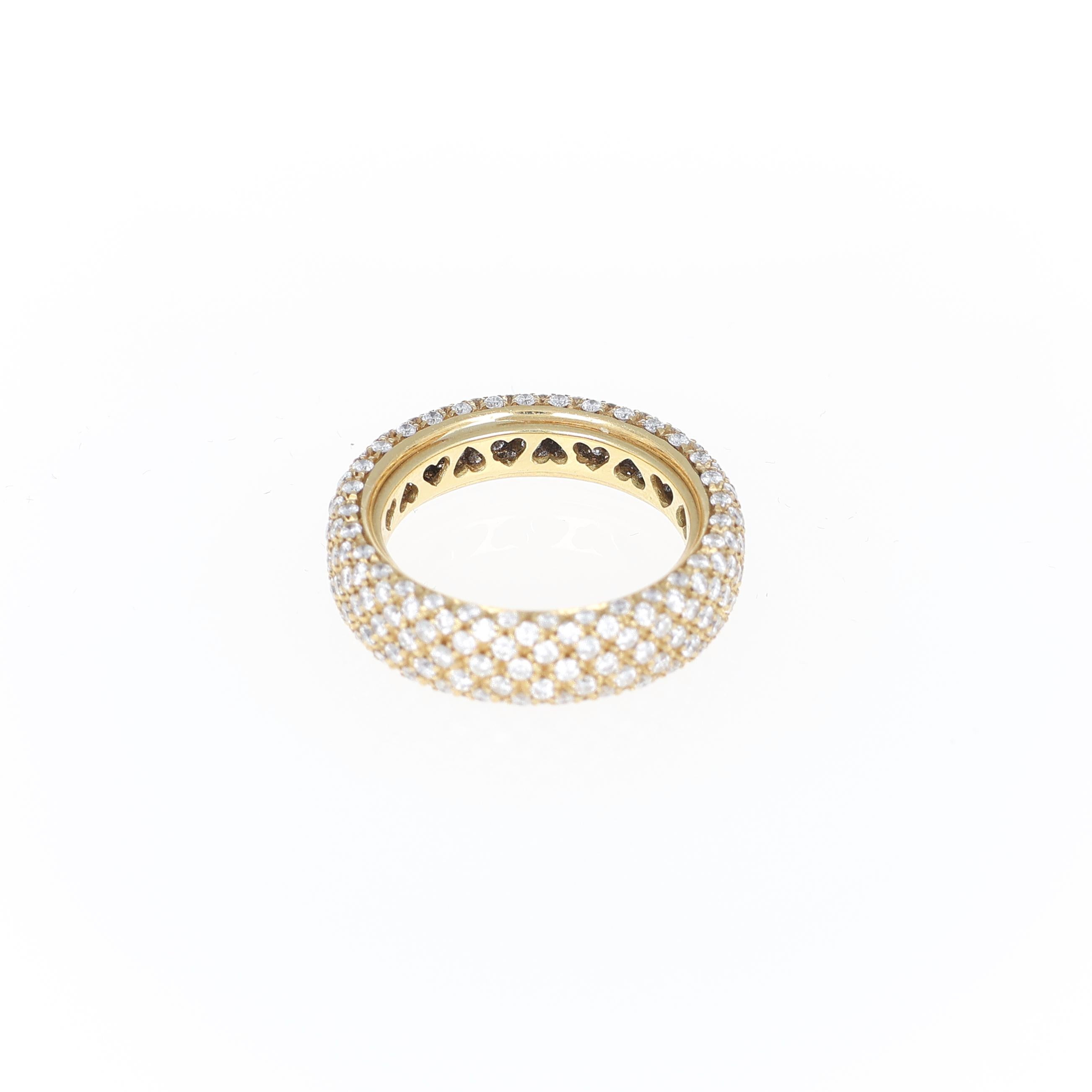 Expression raffinée de l'élégance, ce bracelet en or jaune 18 carats est entièrement serti de diamants taille brillant, totalisant 1,87 carats. Le sertissage pavé méticuleux renforce la présence lumineuse de la bague, créant un flux continu