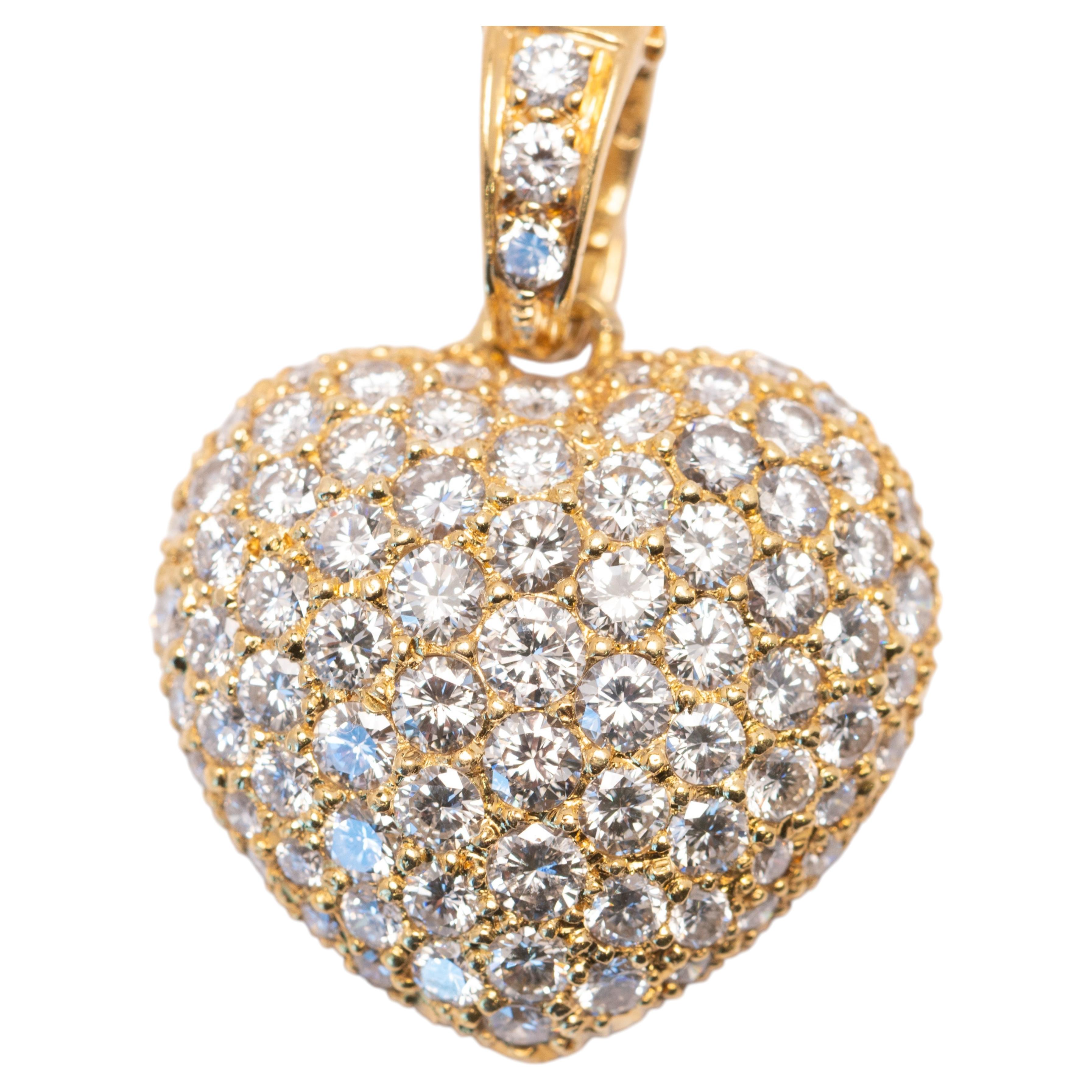 Ciondolo a cuore con pavé di diamanti in oro giallo 18k, fine XX secolo