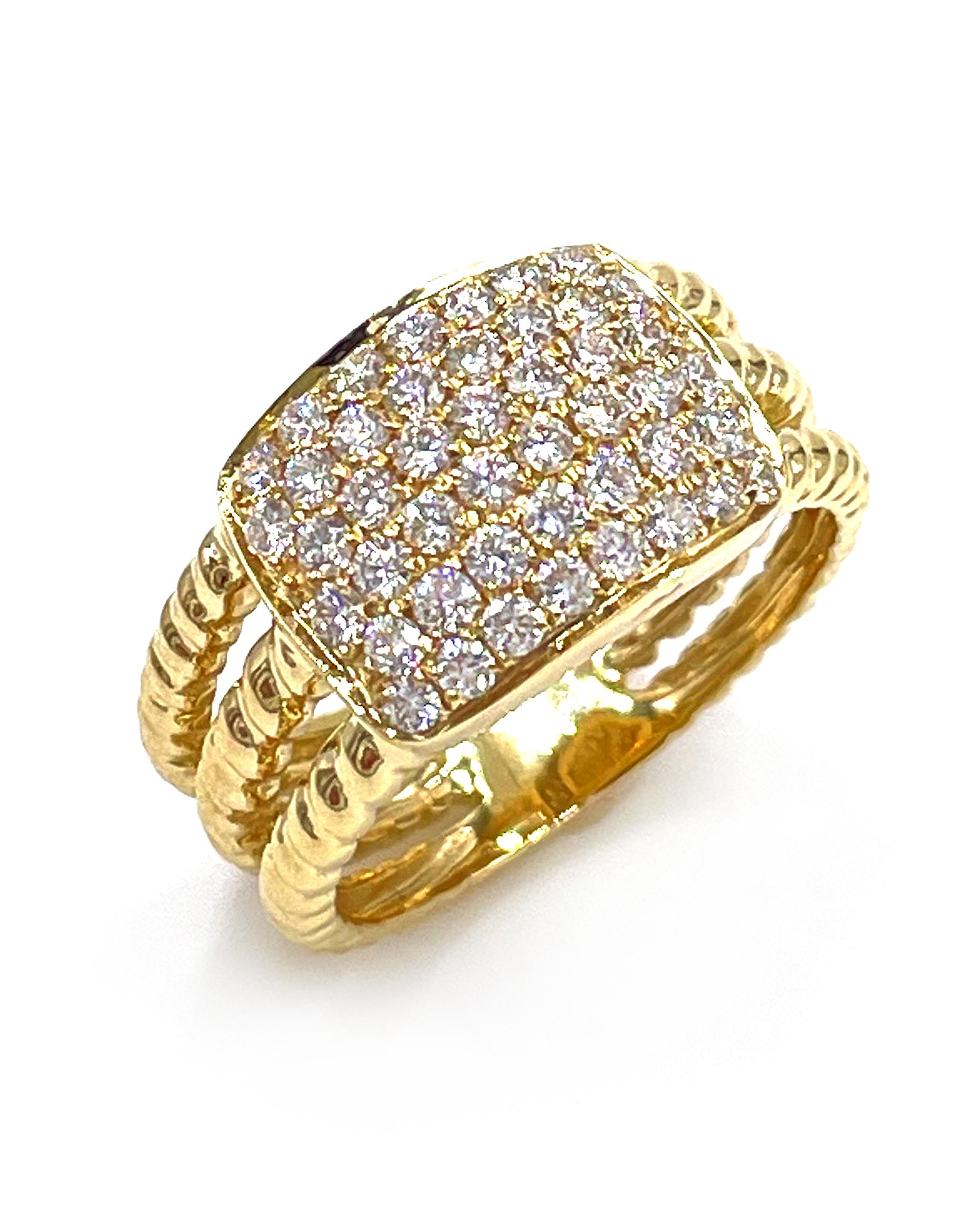Ring aus 18 Karat Gelbgold mit 3 Seilreihen. In der Mitte eine rechteckige Form, besetzt mit runden Diamanten im Brillantschliff von insgesamt 0,81 Karat.

- Farbe der Diamanten: G/H, Reinheit: VS2/SI1
- Die Oberseite des Rings ist 10,8 mm breit und
