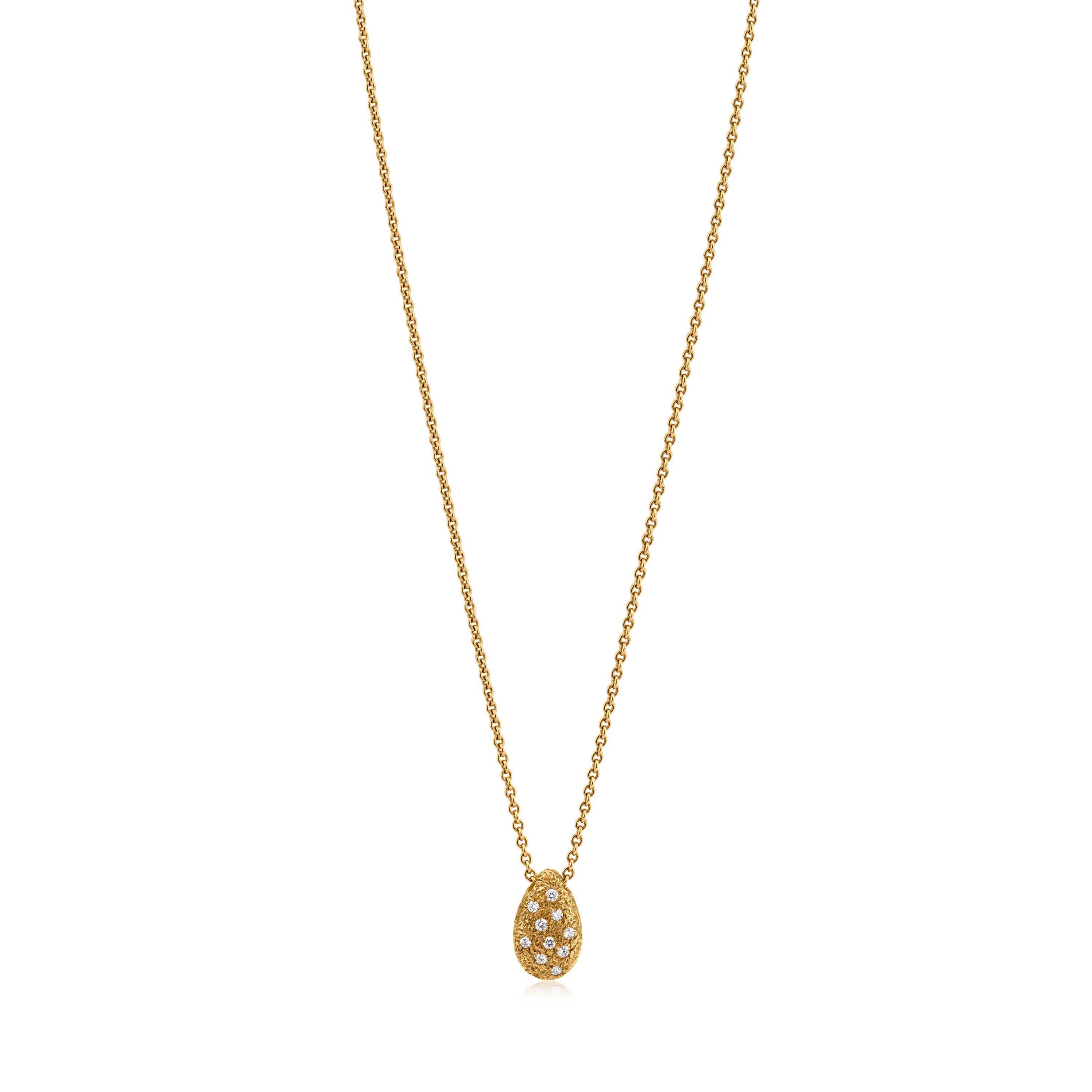 Beleuchten Sie Ihren Alltagslook mit dieser funkelnden Birne! Diese funkelnde Anhänger-Halskette glänzt mit runden Diamanten von 0,14 ct. t.w., besetzt mit 18k Gelbgold. In 18 Karat Gelbgold gefasst und an einer Rollenkette aufgehängt.