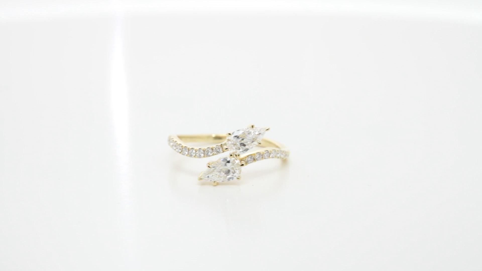 Cette élégante bague habillée en or jaune 18 carats met en valeur un éblouissant diamant en forme de poire, certifié par le GIA pour sa qualité exceptionnelle et son authenticité. 

La taille poire, célèbre pour sa gracieuse silhouette en forme de