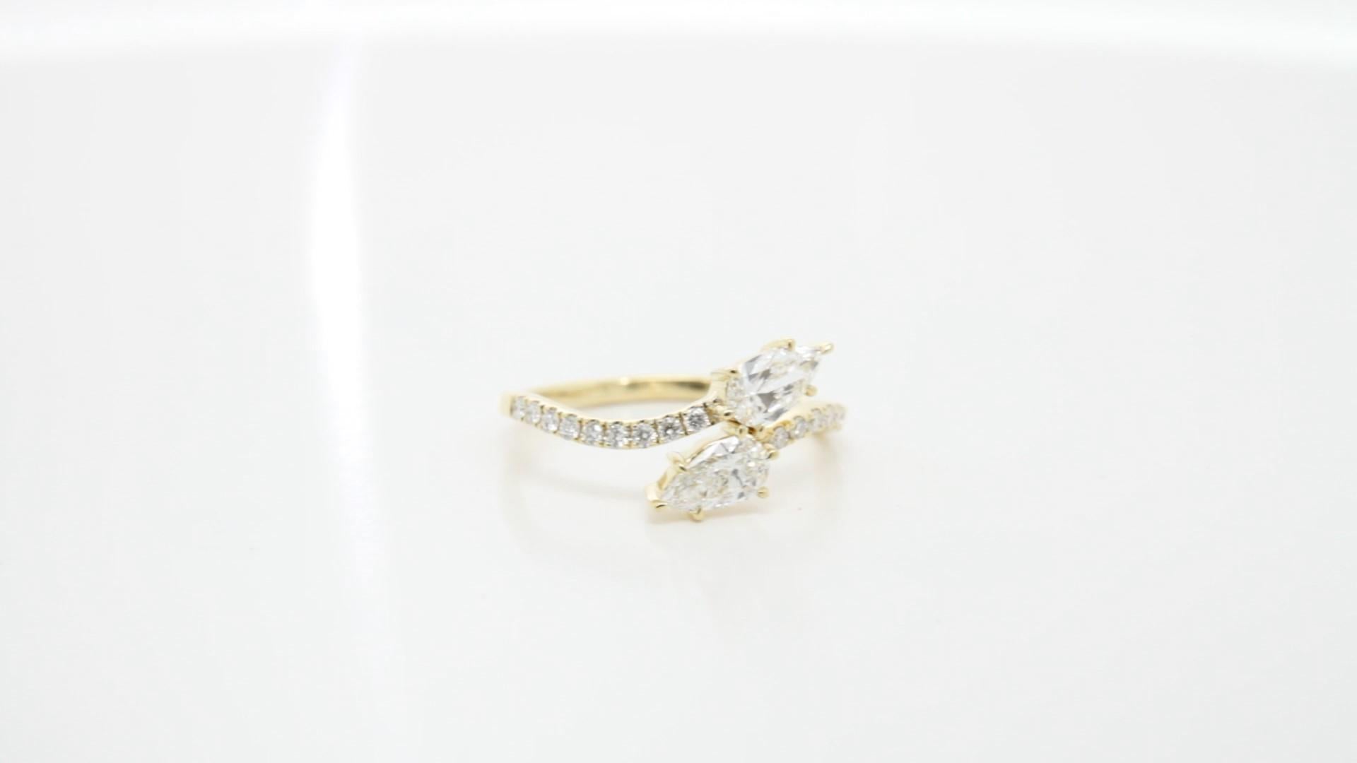 Moderne Bague habillée en or jaune 18 carats avec diamants en forme de poire (GIA) en vente