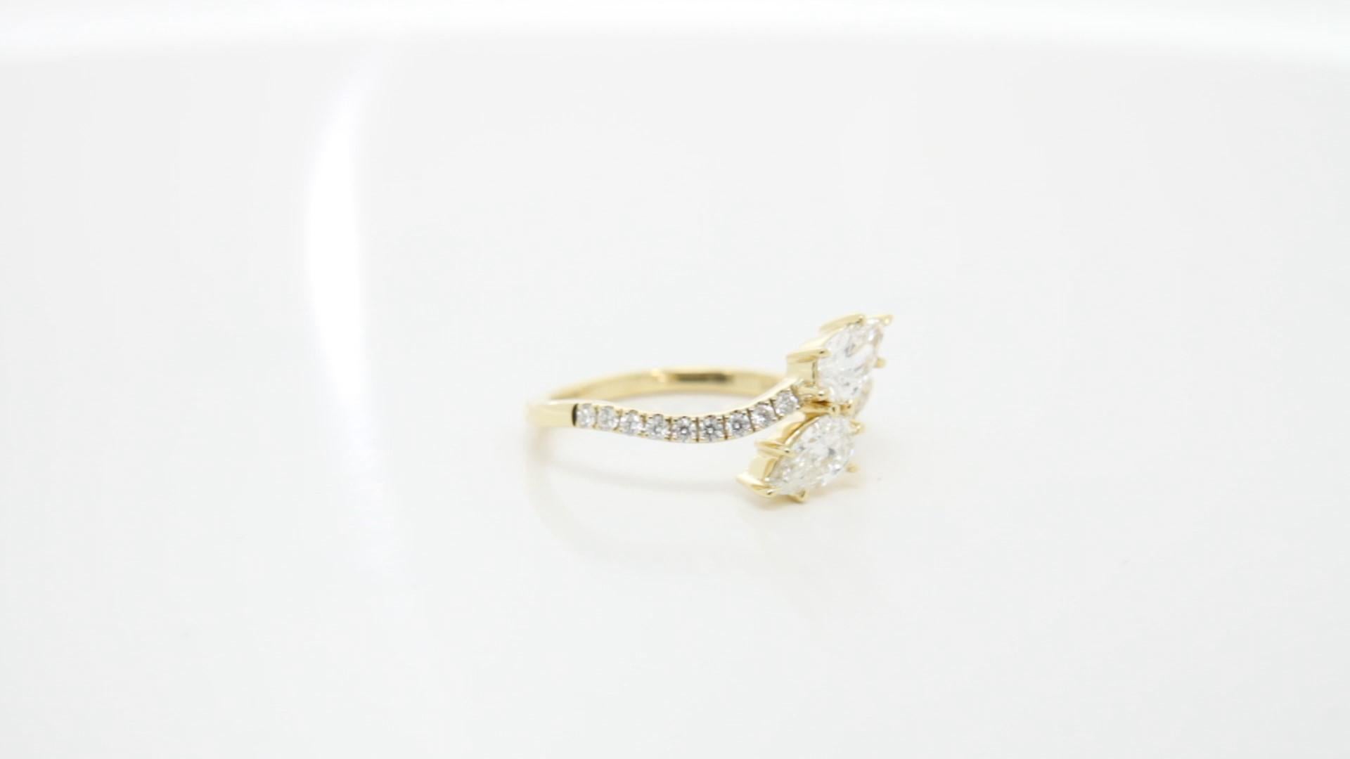Taille poire Bague habillée en or jaune 18 carats avec diamants en forme de poire (GIA) en vente