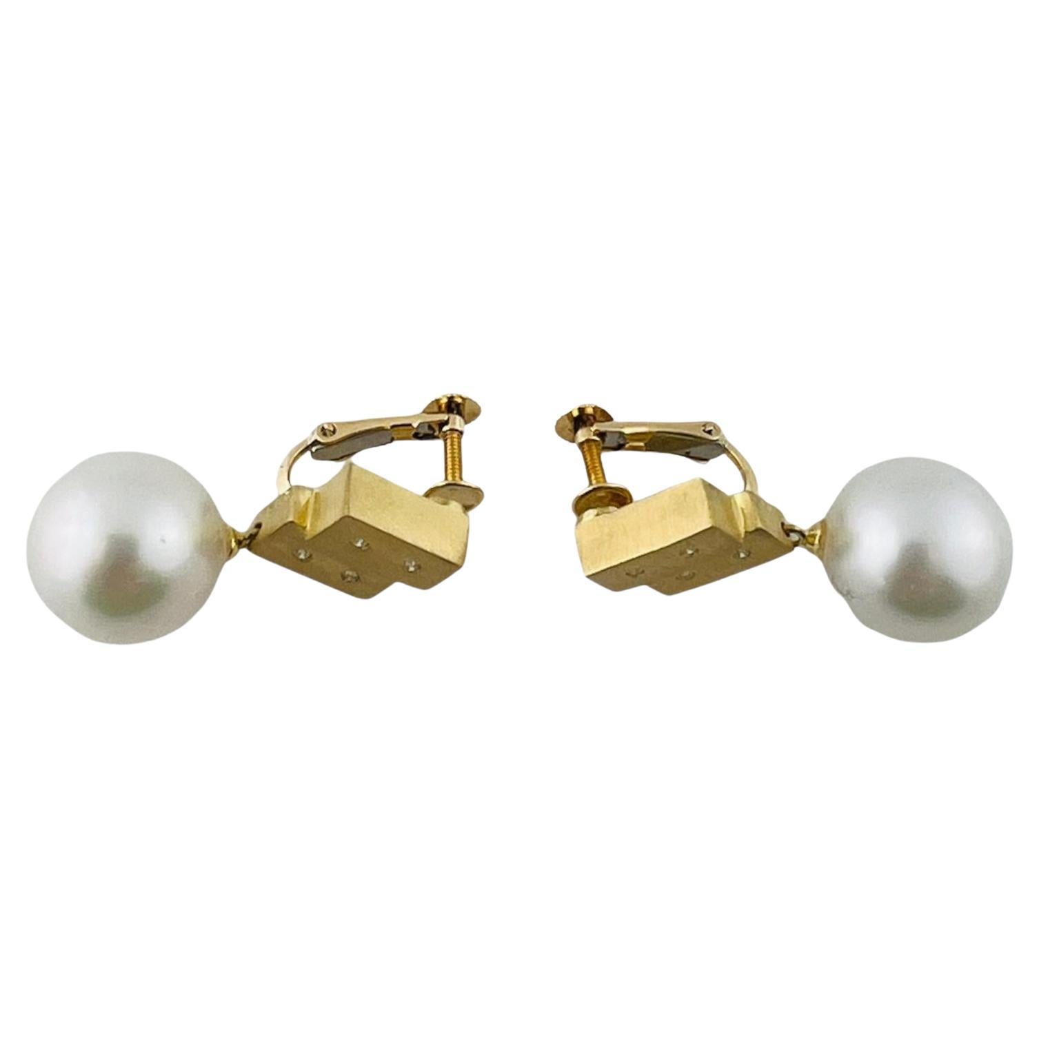 Vintage 18K Yellow Gold Diamond & Cultured Pearl Dangle Earrings

This set of beautiful screw on non-pierced earrings feature 2 dangling cultured south sea pearls and 8 sparkling round brilliant cut diamonds!

*Posts can be added upon