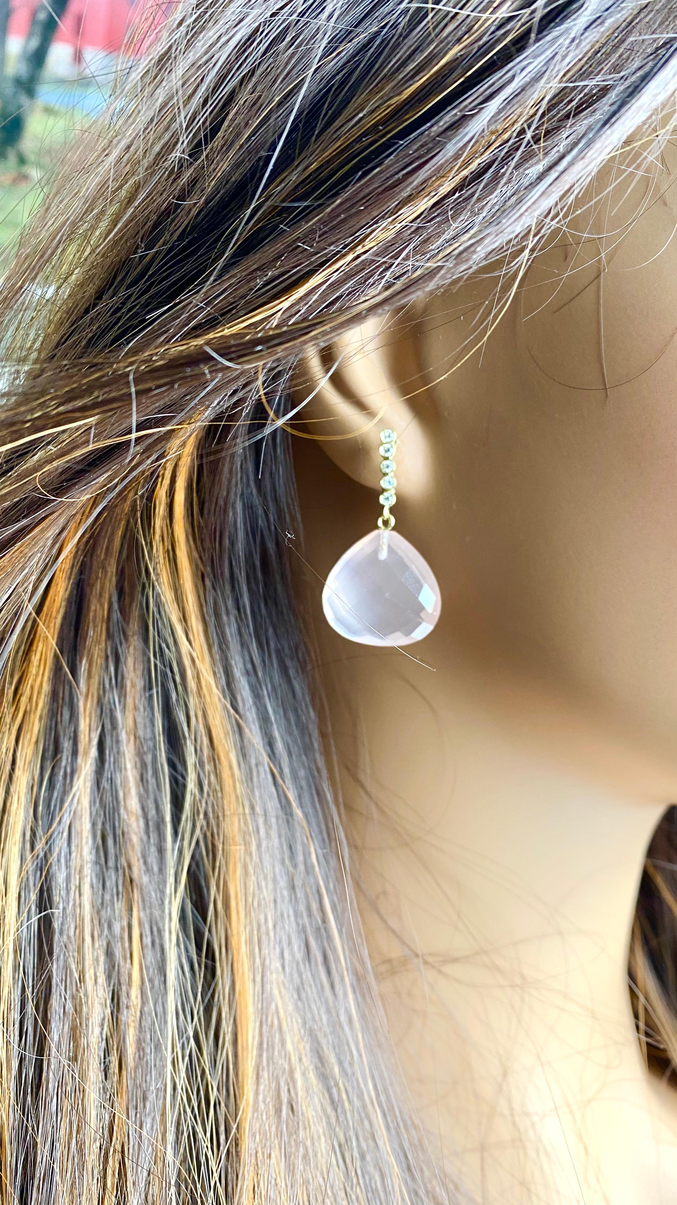 Pendientes de gota lineal de oro amarillo de 18 quilates con diamantes y cuarzo rosa Moderno en venta