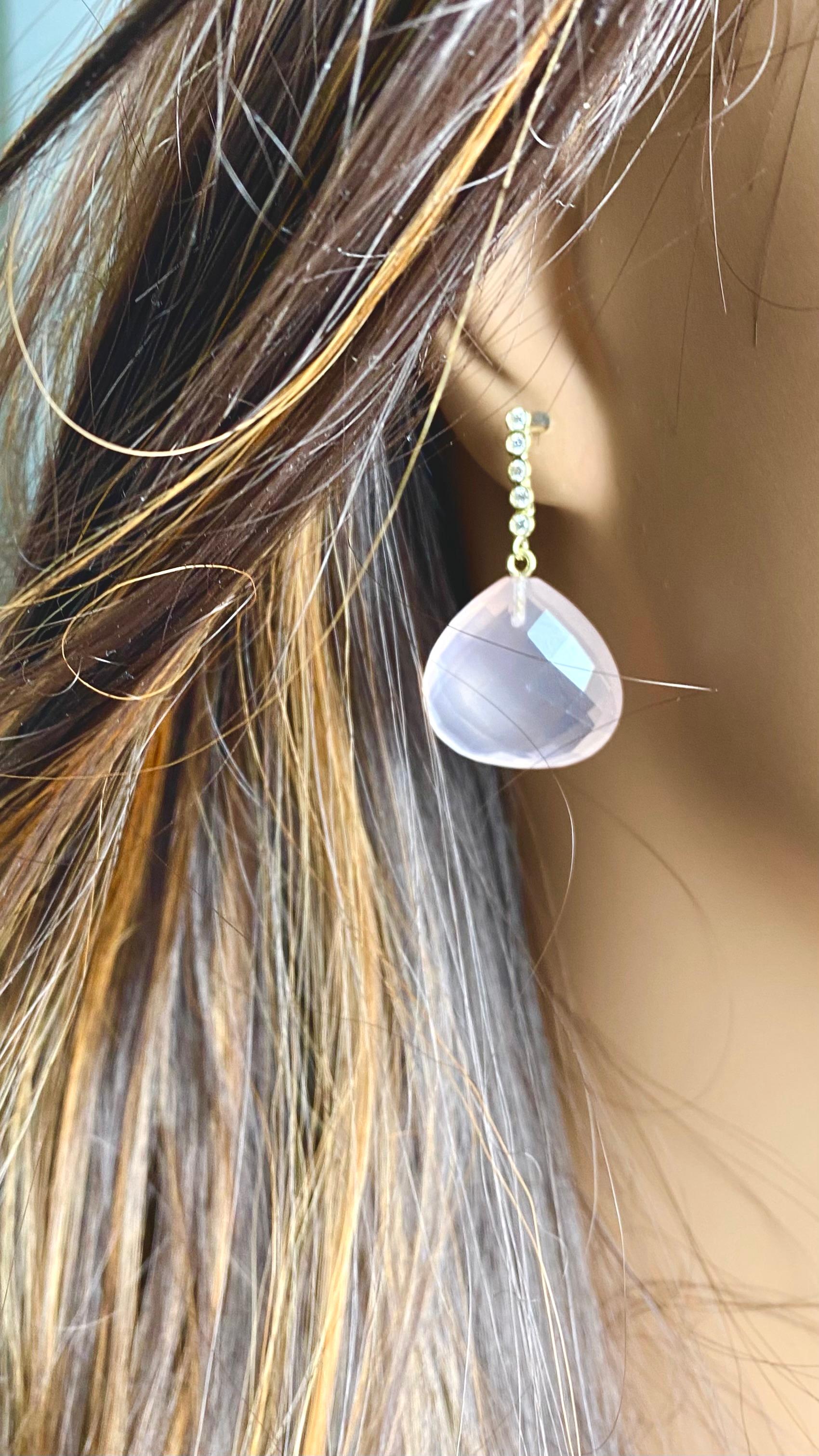 Pendientes de gota lineal de oro amarillo de 18 quilates con diamantes y cuarzo rosa en Nuevo estado para la venta en New York, NY