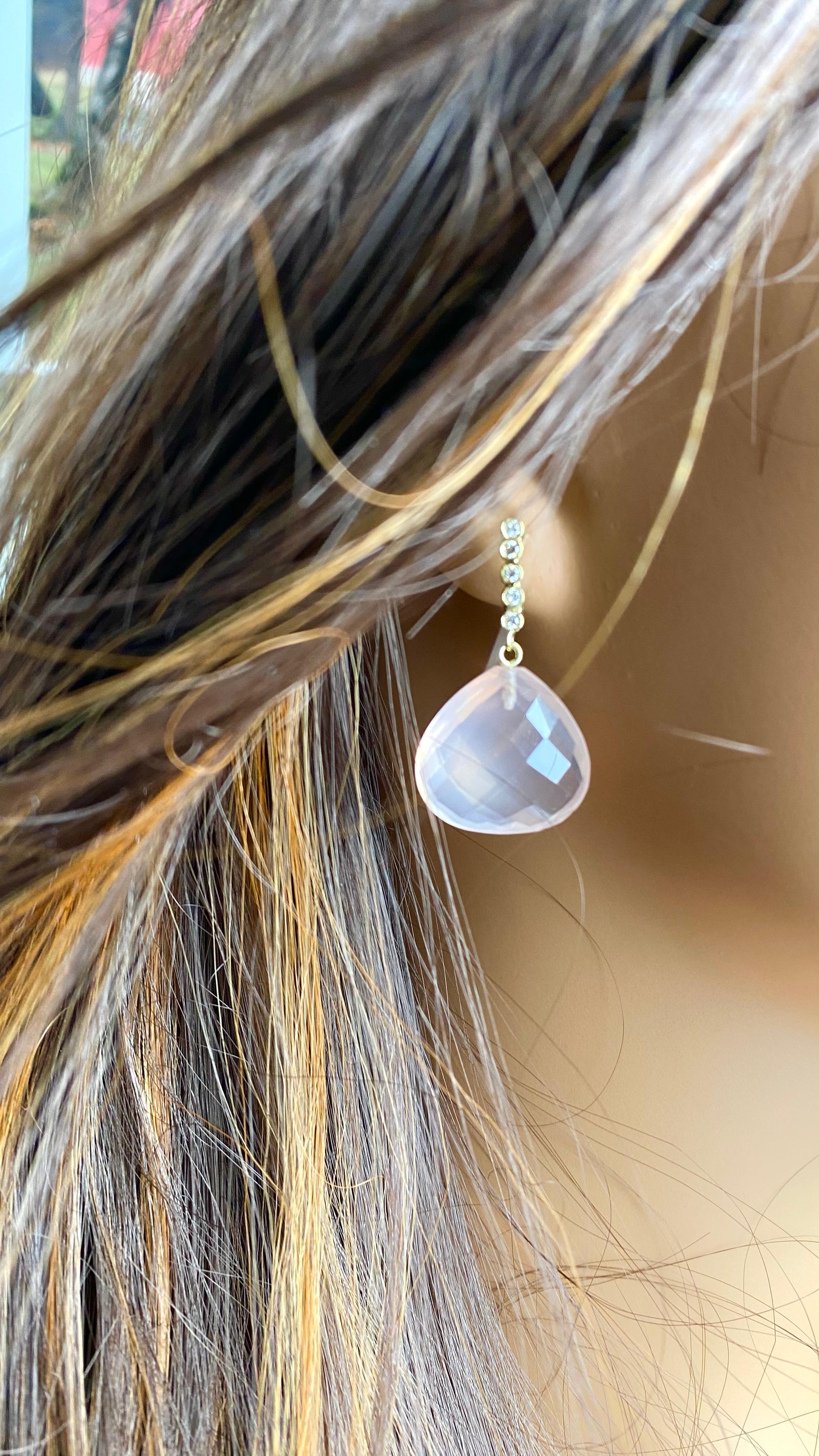 Pendientes de gota lineal de oro amarillo de 18 quilates con diamantes y cuarzo rosa en venta 2