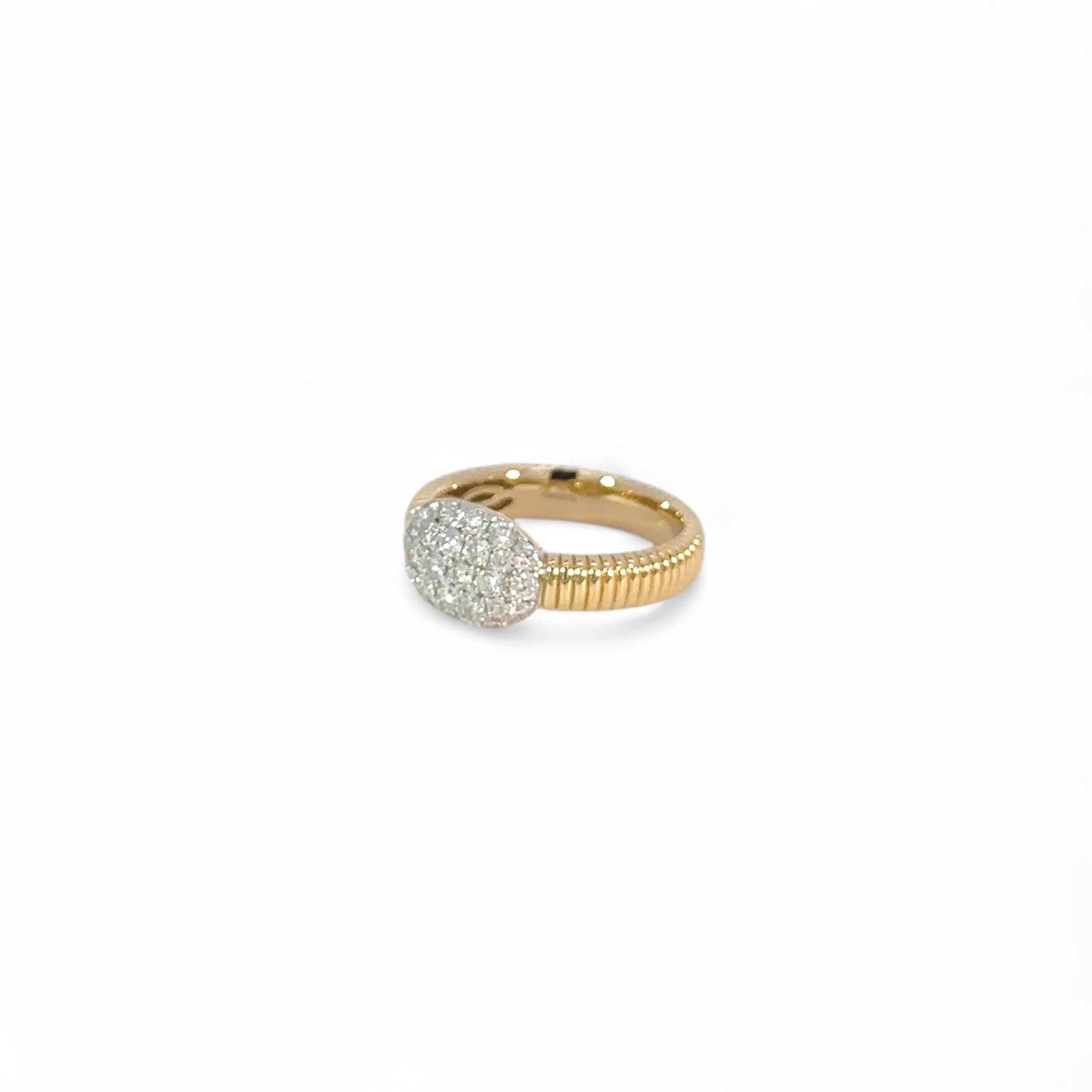 Scatena il fascino della raffinatezza con il nostro splendido anello da mignolo in oro giallo 18 carati. Impeccabilmente realizzato con 3,2 grammi d'oro, questo anello è un capolavoro di eleganza. Ornato da 0,56 carati di diamanti scintillanti,