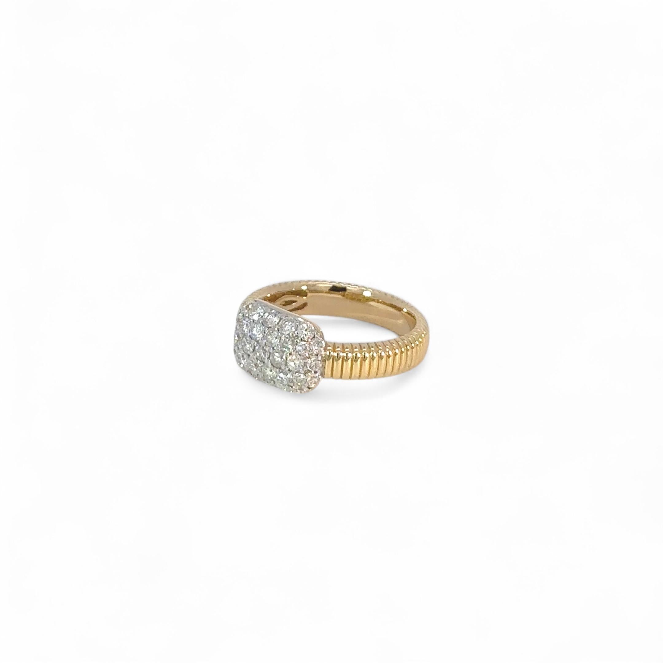 Eleganza di una bellezza senza tempo con il nostro squisito anello da mignolo in oro giallo 18 carati. Realizzato con precisione con un lussuoso peso di 3,32 grammi d'oro, questo pezzo accattivante trasuda raffinatezza. L'anello è impreziosito da