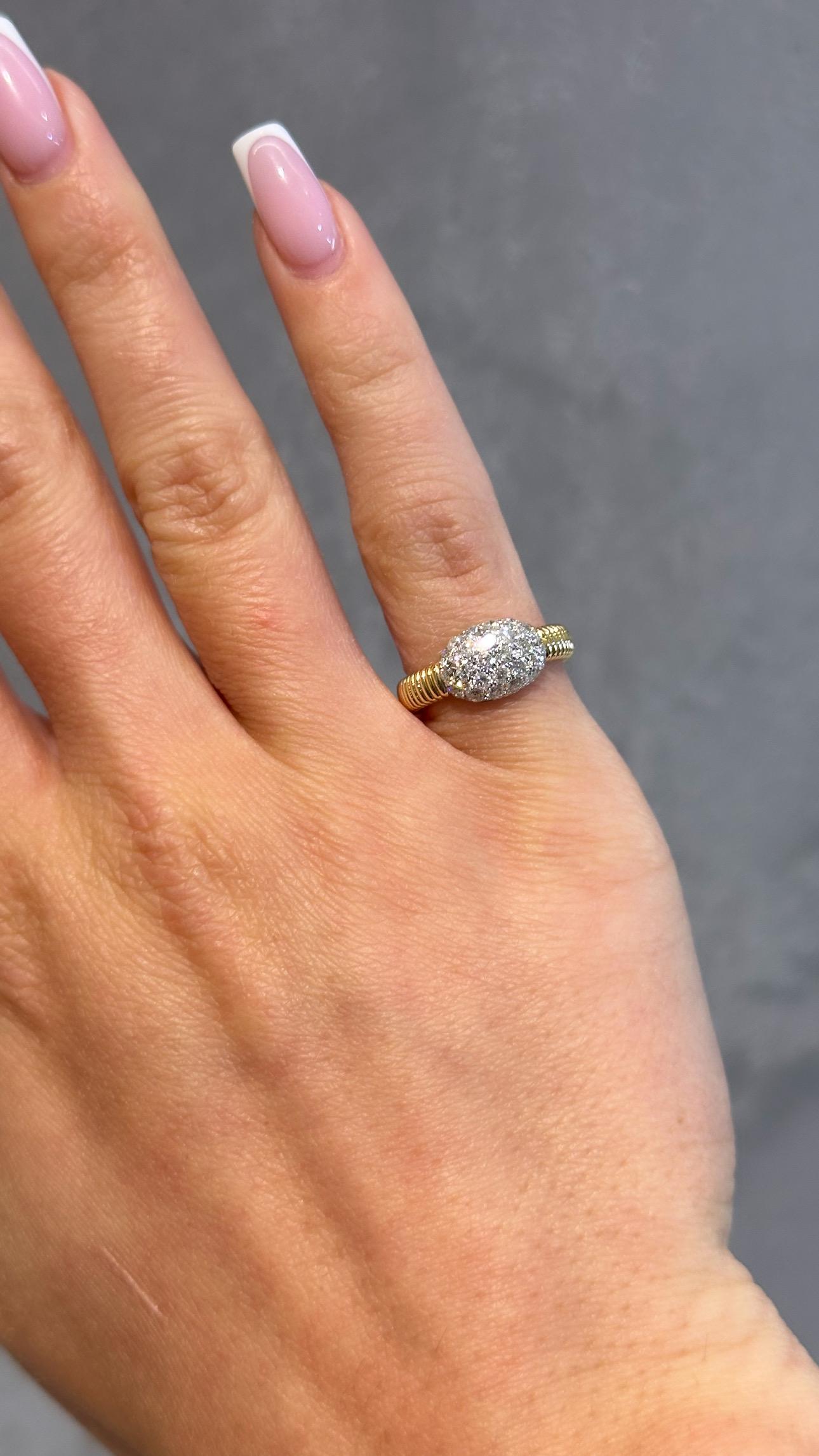 Taglio rotondo Anello da mignolo in oro giallo 18K e diamanti in vendita
