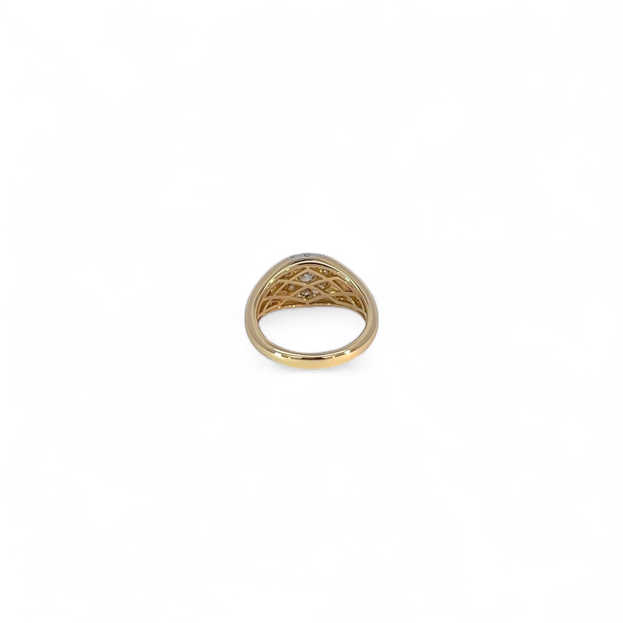 Taille ronde Bague Pinky en or jaune 18K et diamants en vente