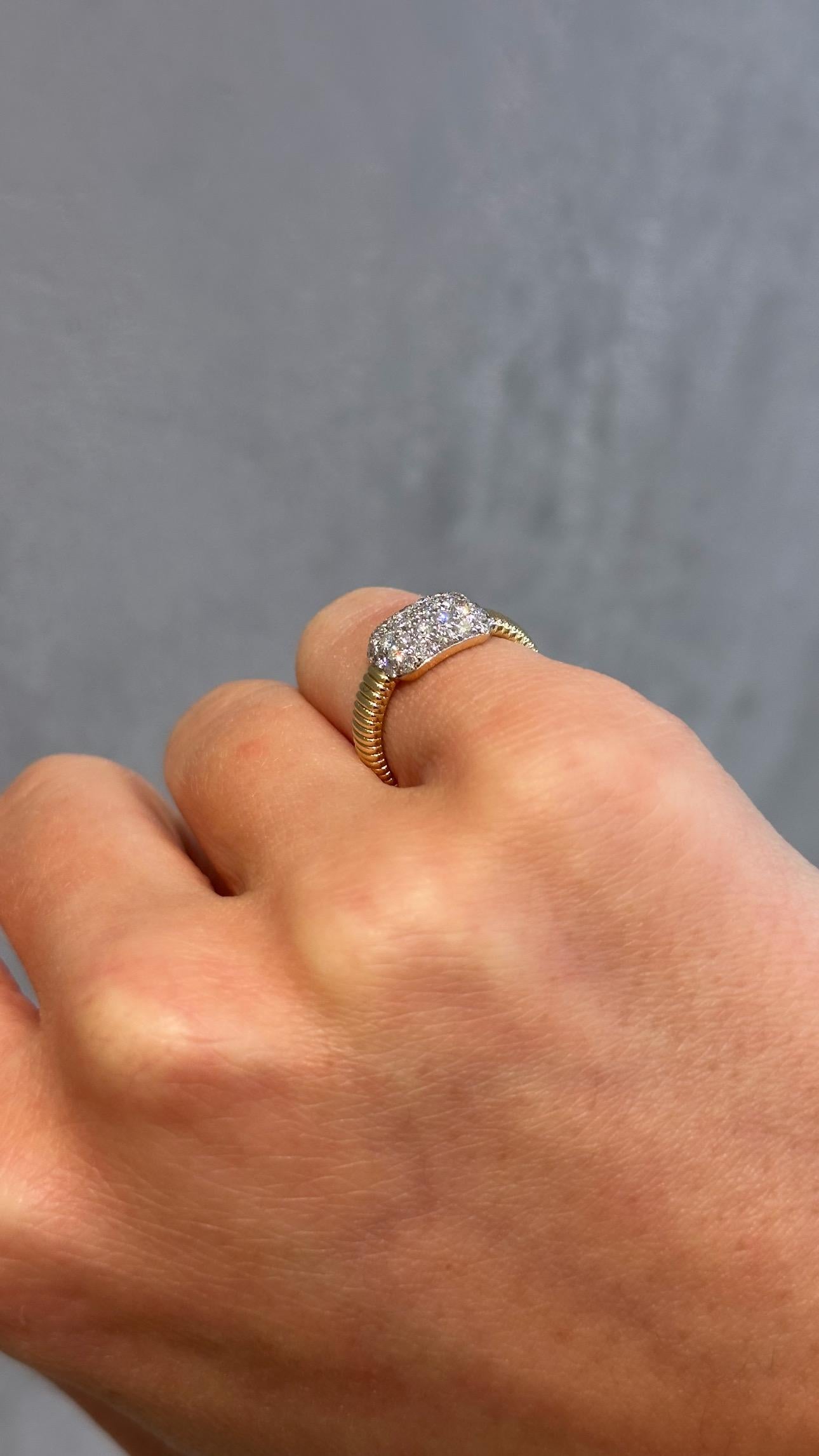 Anello da mignolo in oro giallo 18K e diamanti In condizioni Nuovo in vendita a New York, NY