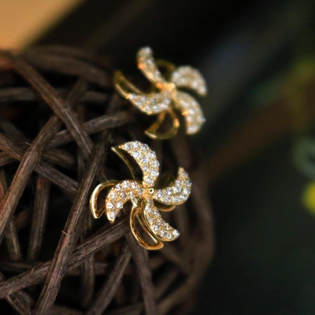 Taille baguette Clous d'oreilles en or jaune 18 carats avec diamants en forme de roue. en vente