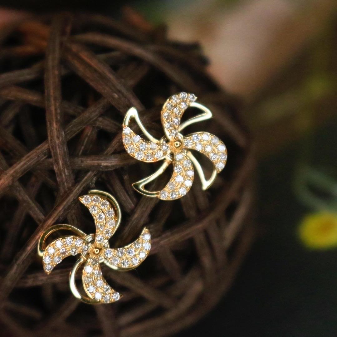 Women's 18k Yellow Gold Diamond Pinwheel Stud Earrings For Sale