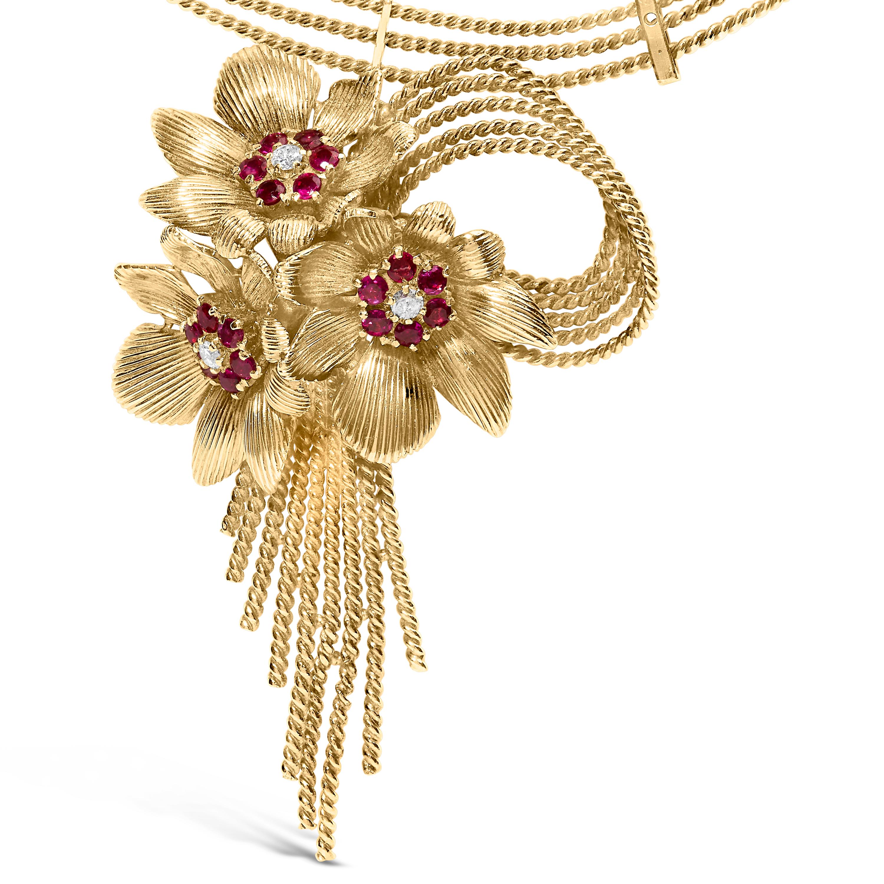 Plongez dans l'allure exquise de ce collier en or jaune 18 carats, un chef-d'œuvre qui incarne le luxe et l'artisanat complexe. Avec trois diamants naturels de couleur F-G et de pureté VS1-VS2, chacun entouré de rubis rouges vifs traités à la
