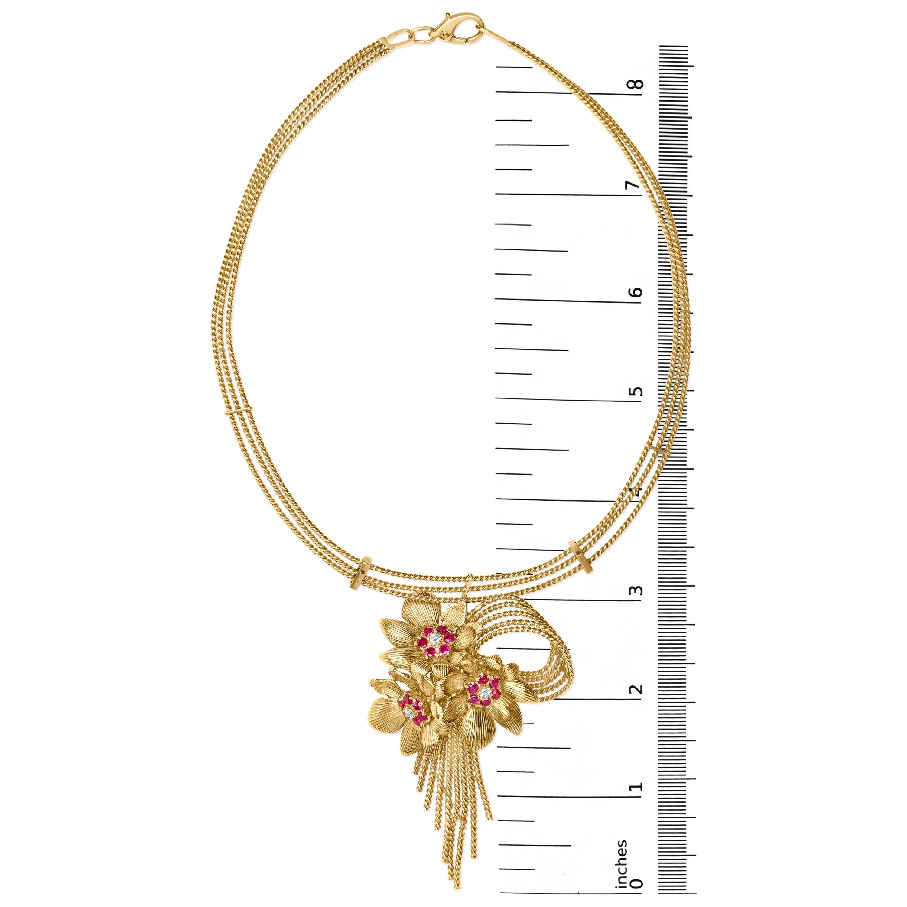 Taille ronde Collier en or jaune 18K avec diamants et rubis rouges en forme de cascade florale en vente