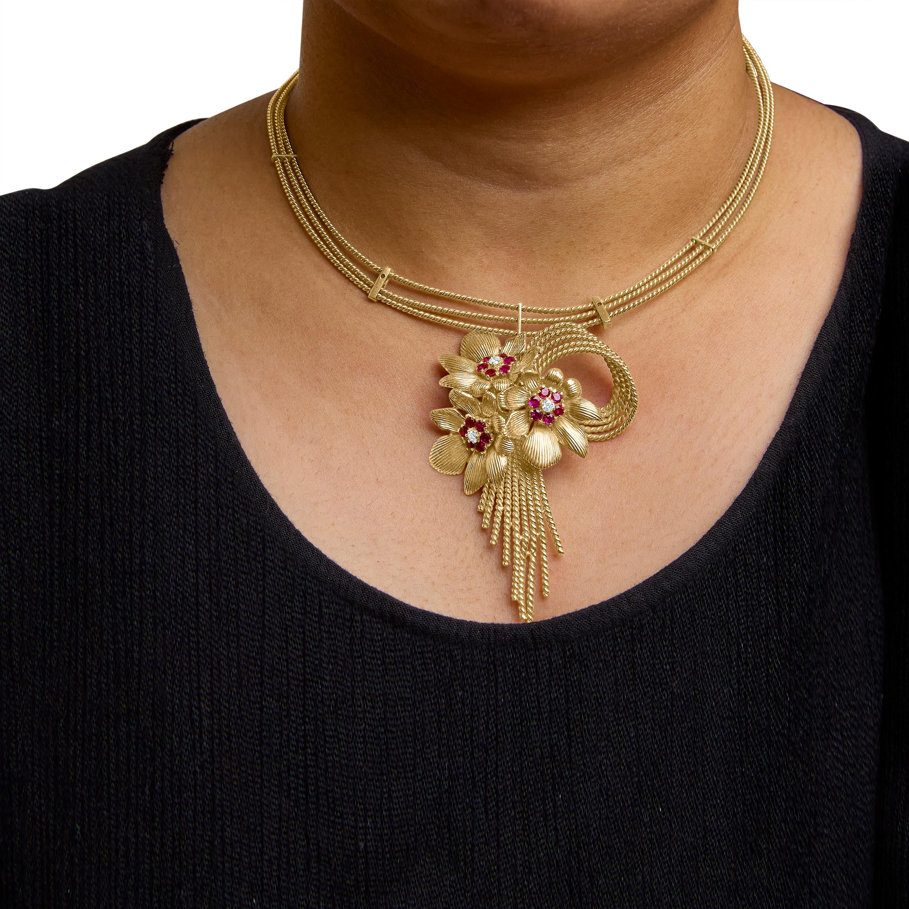 Collier en or jaune 18K avec diamants et rubis rouges en forme de cascade florale Neuf - En vente à New York, NY