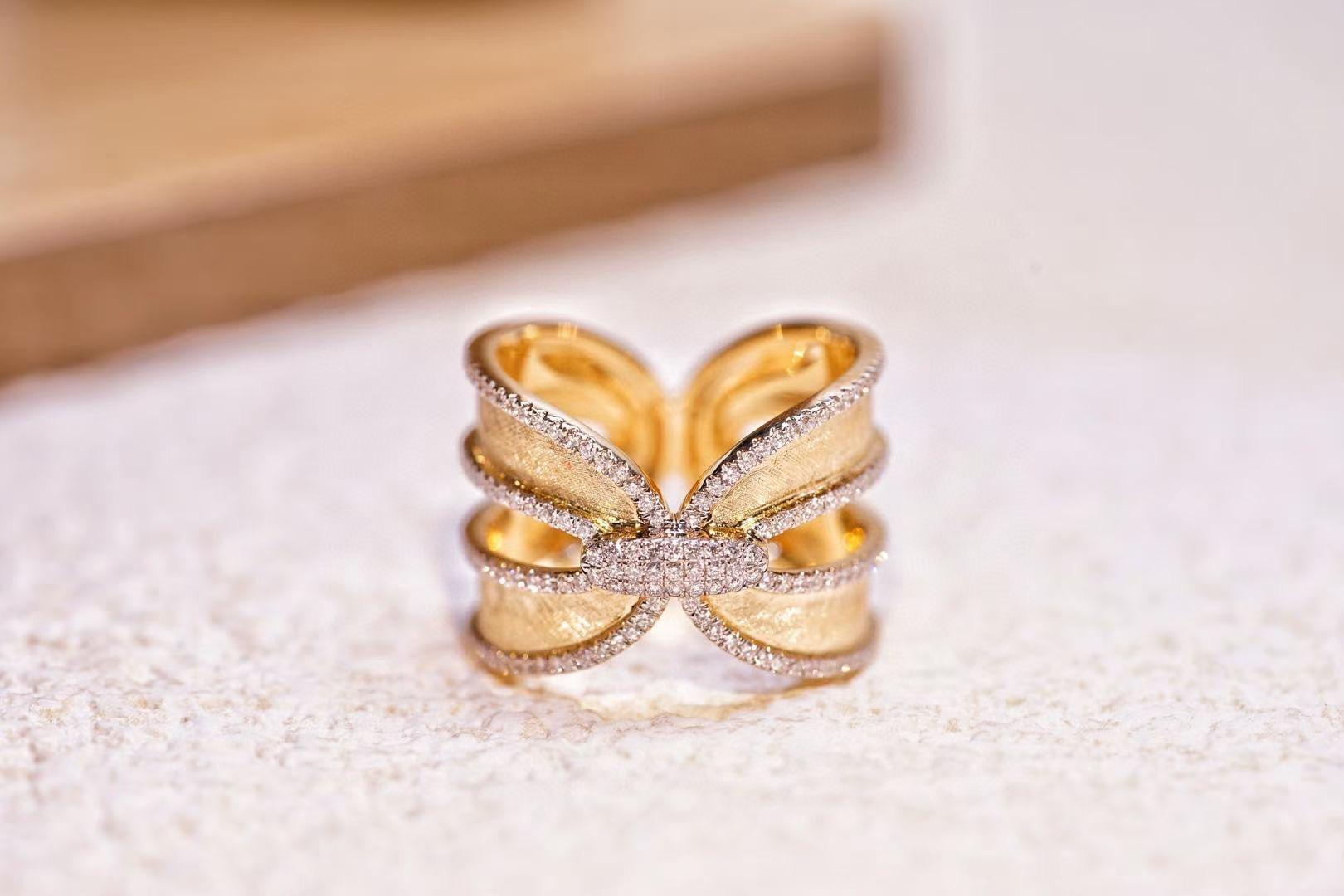 Modern 18K Yellow Gold Diamond Ring For Sale