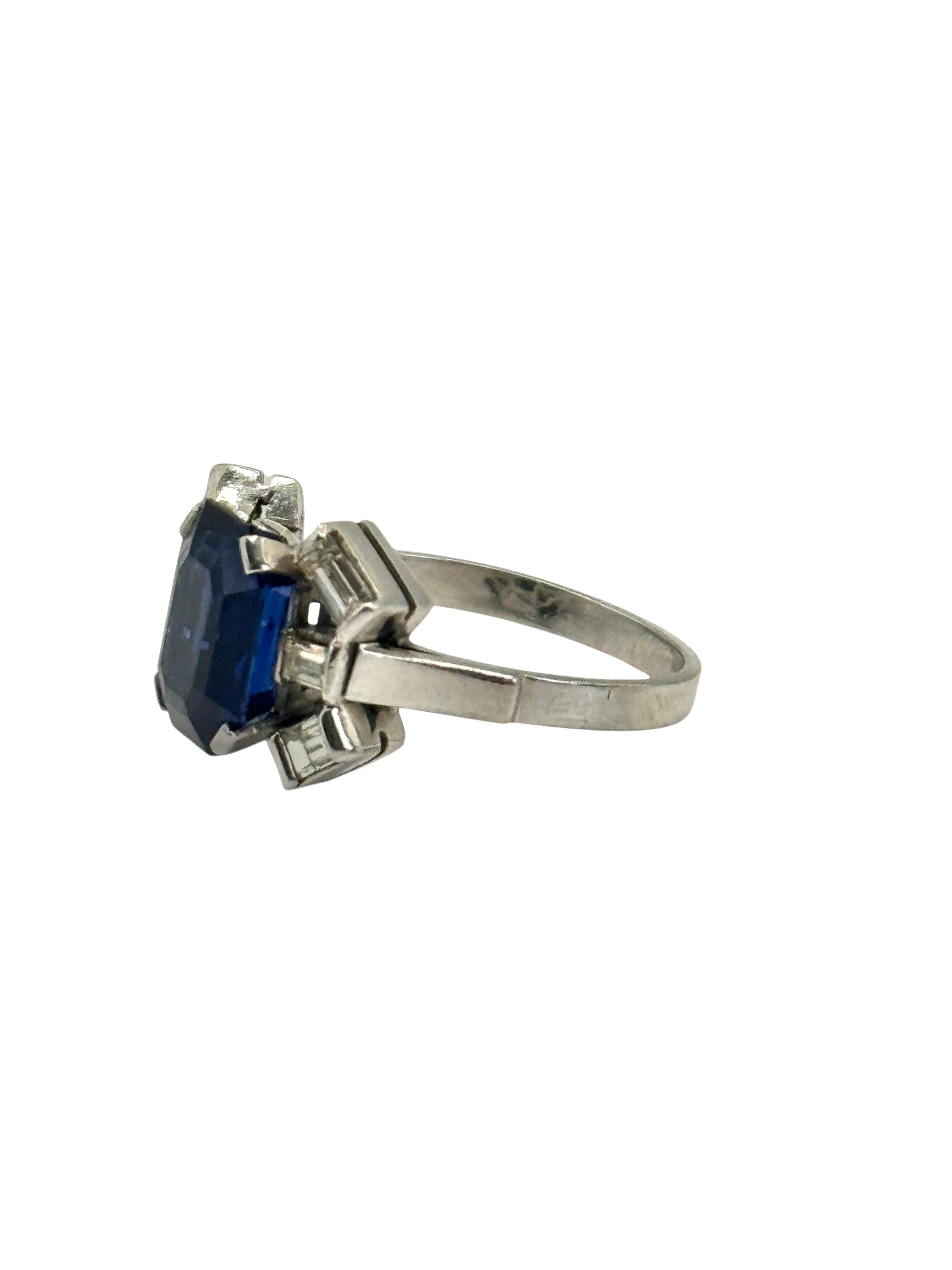 Taglio baguette Anello in platino con zaffiro e diamante in vendita
