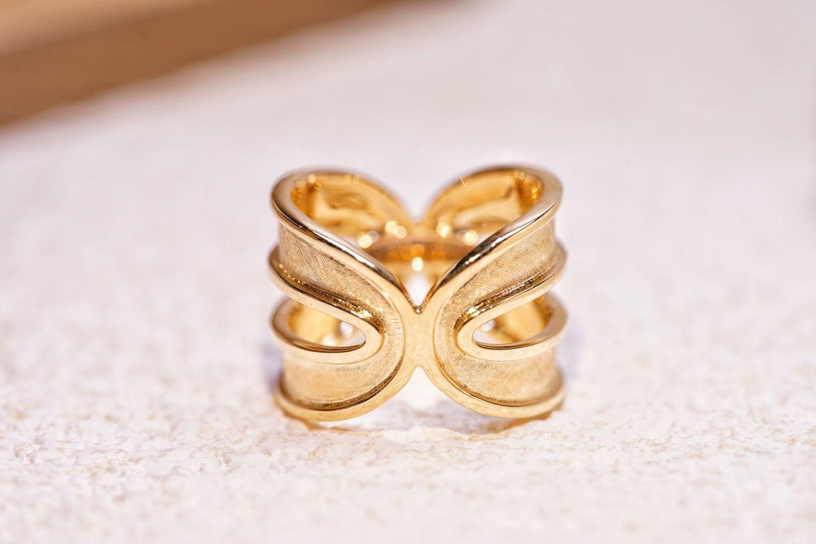 Round Cut 18K Yellow Gold Diamond Ring For Sale