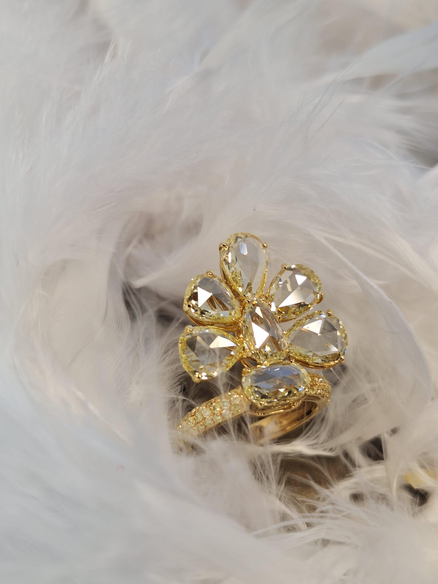 18K Yellow Gold Diamond Ring In New Condition For Sale In Central, HK