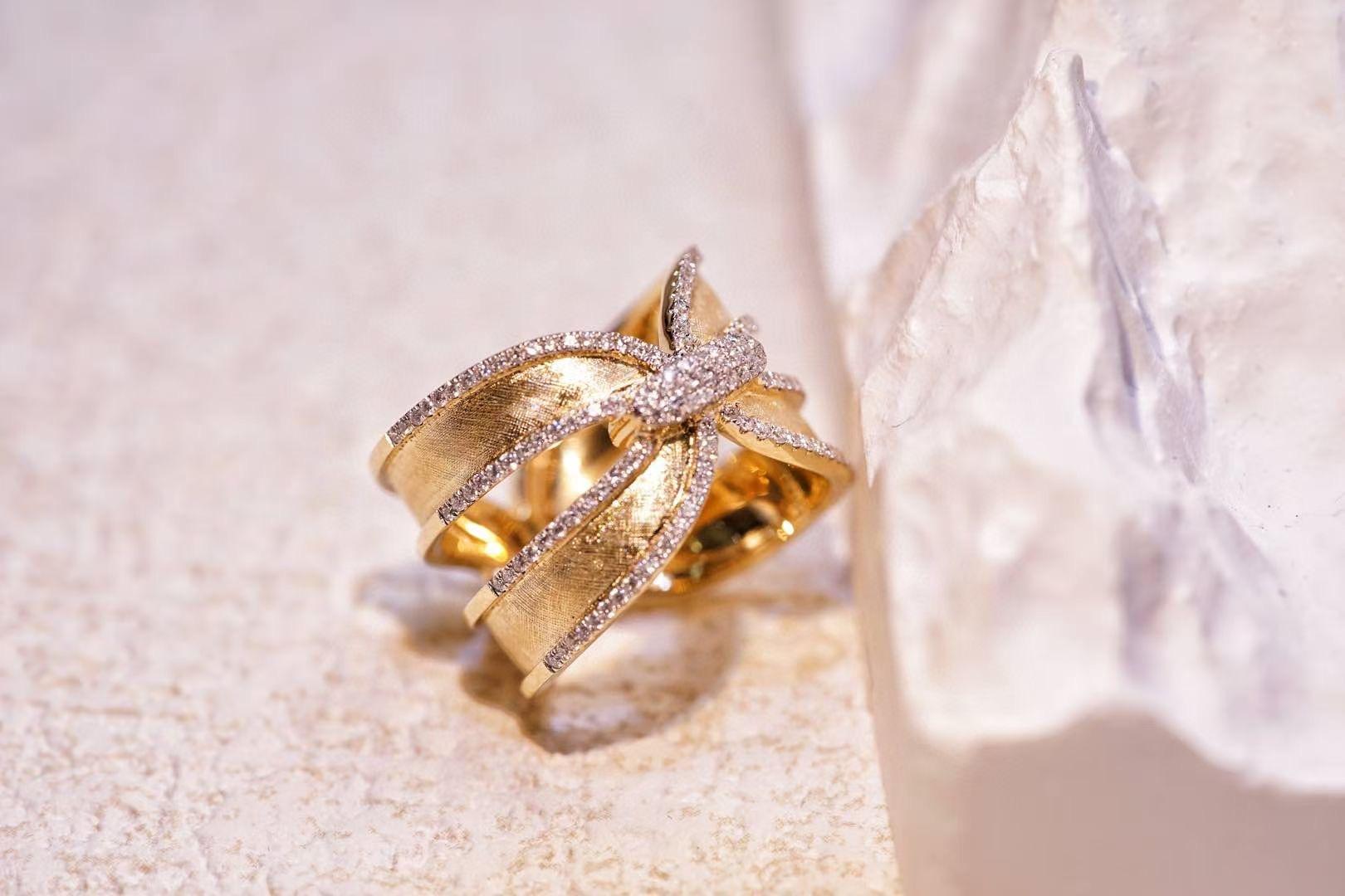 18K Yellow Gold Diamond Ring In New Condition For Sale In Kowloon, HK