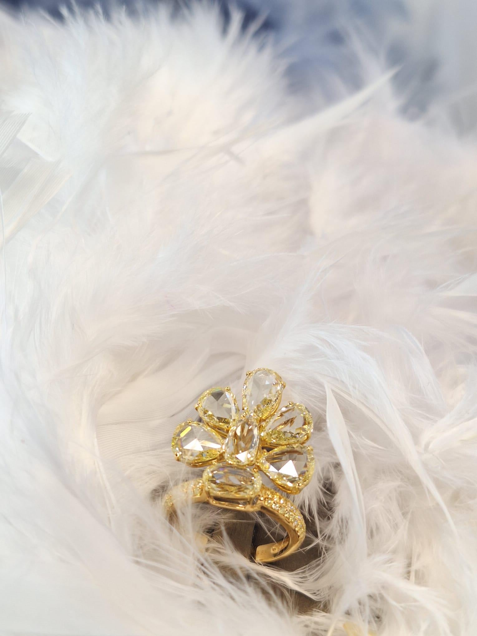 Women's 18K Yellow Gold Diamond Ring For Sale
